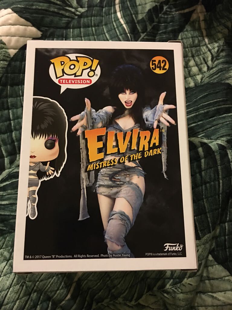 Elvira  vinyl figure collectible - Main Image 2