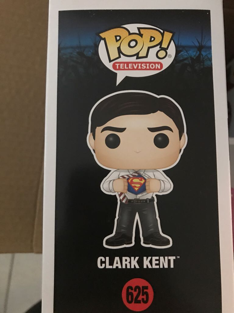 Clark Kent - DC Universe vinyl figure collectible [Barcode 889698301893] - Main Image 2