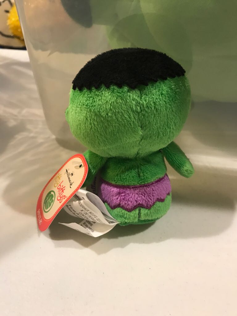 Hallmark Itty Bittys - Hulk  vinyl figure collectible - Main Image 2