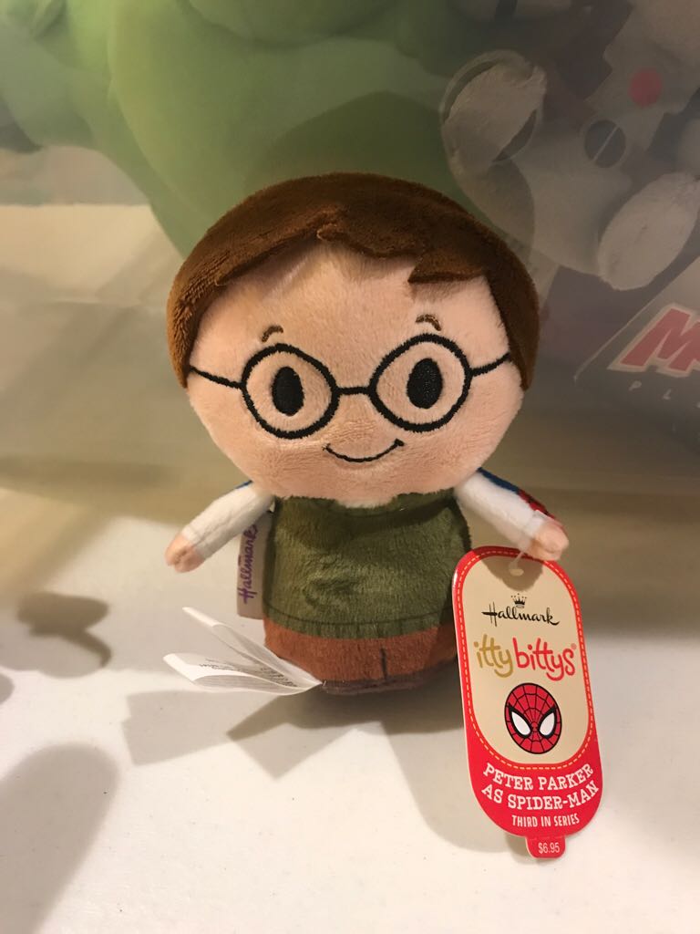 Hallmark Itty Bittys - Peter Parker / Spider-Man  vinyl figure collectible - Main Image 2
