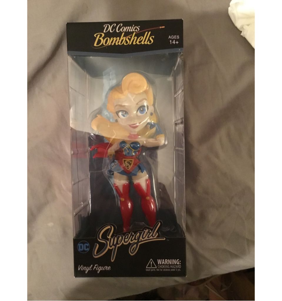 Bombshells: Supergirl  - DC Universe vinyl figure collectible [Barcode 814552020573] - Main Image 2