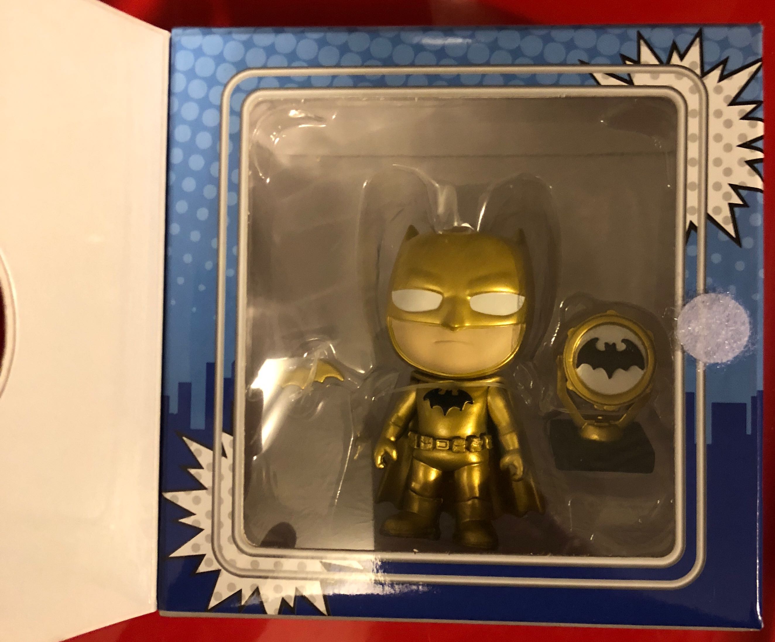 Batman (Golden Midas) - DC Universe vinyl figure collectible [Barcode 889698332453] - Main Image 3