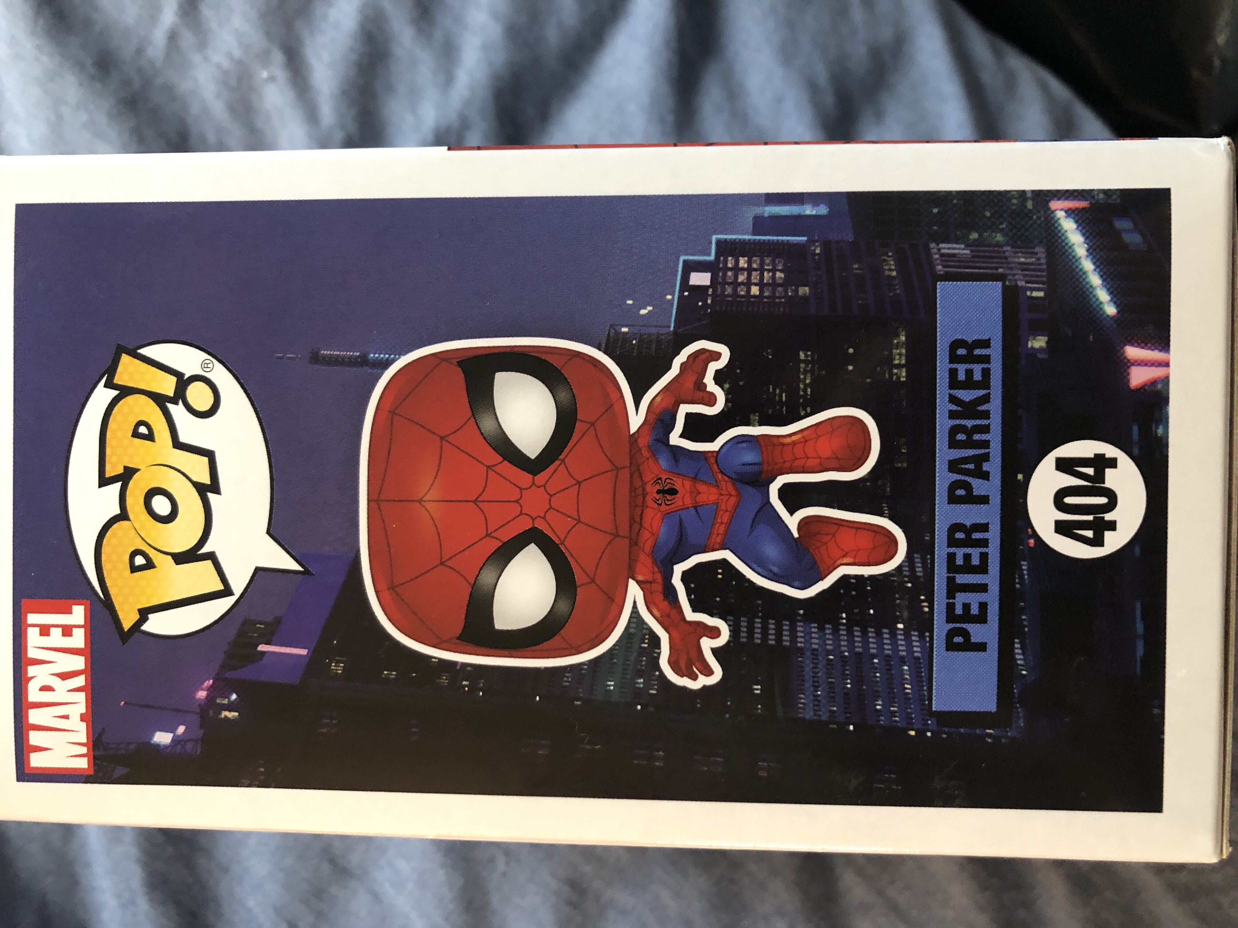 Peter Parker - Spider-Man vinyl figure collectible [Barcode 889698347556] - Main Image 2