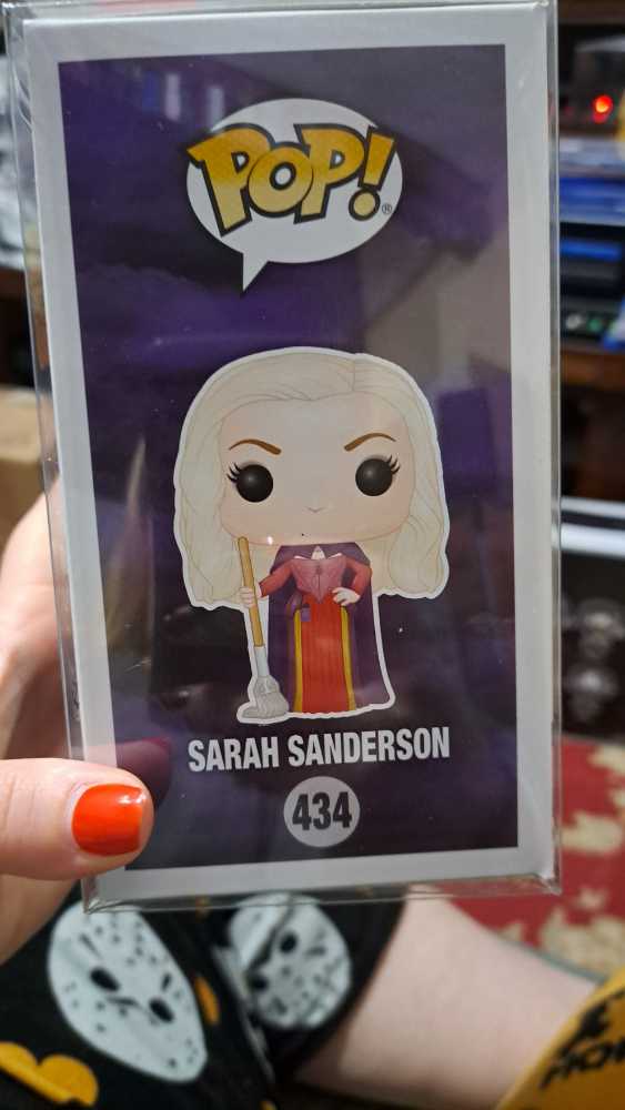 Sarah Sanderson - Hocus Pocus vinyl figure collectible [Barcode 889698317573] - Main Image 3