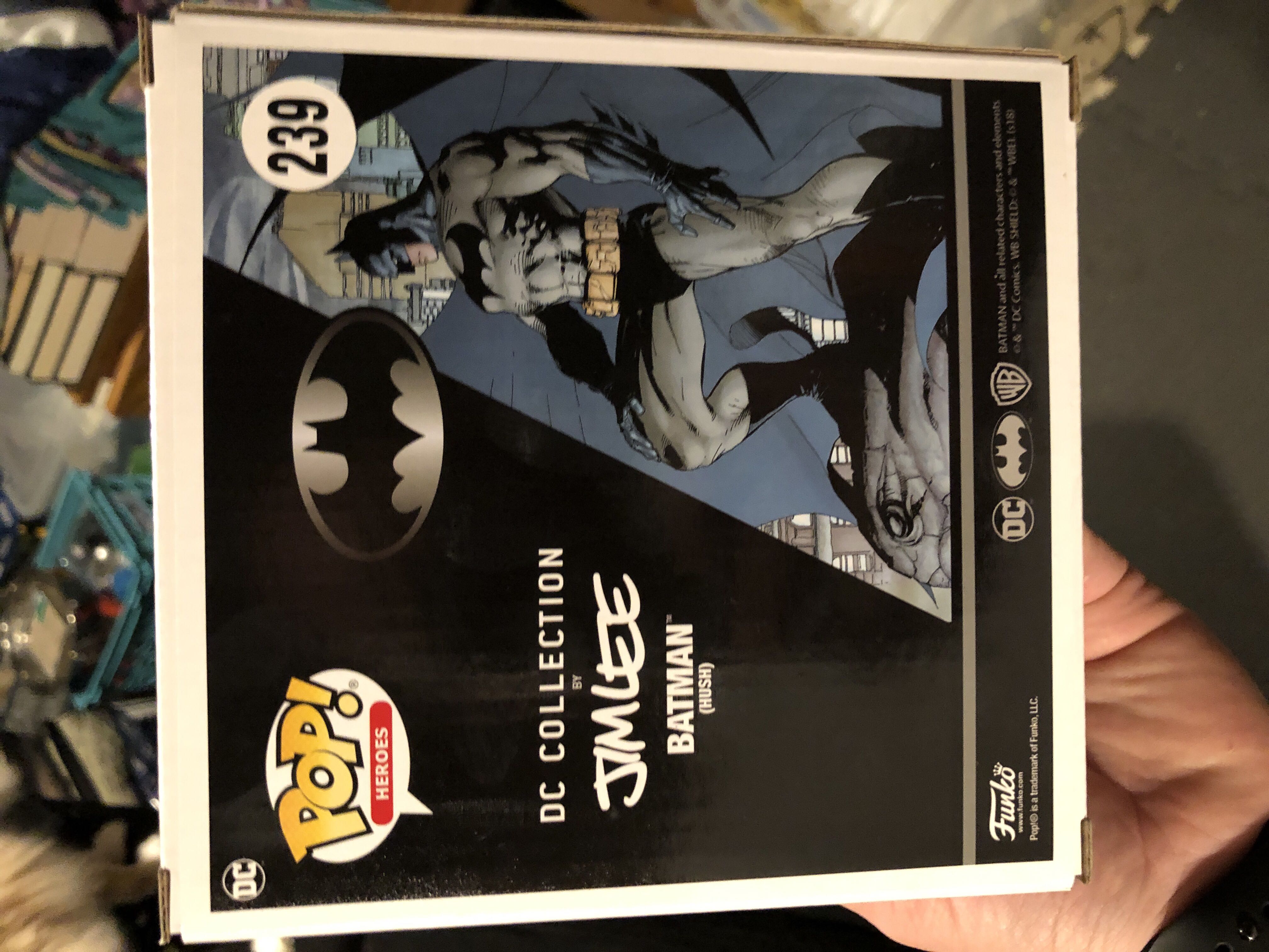 Batman Hush # 239 - Batman vinyl figure collectible [Barcode 889698323376] - Main Image 2