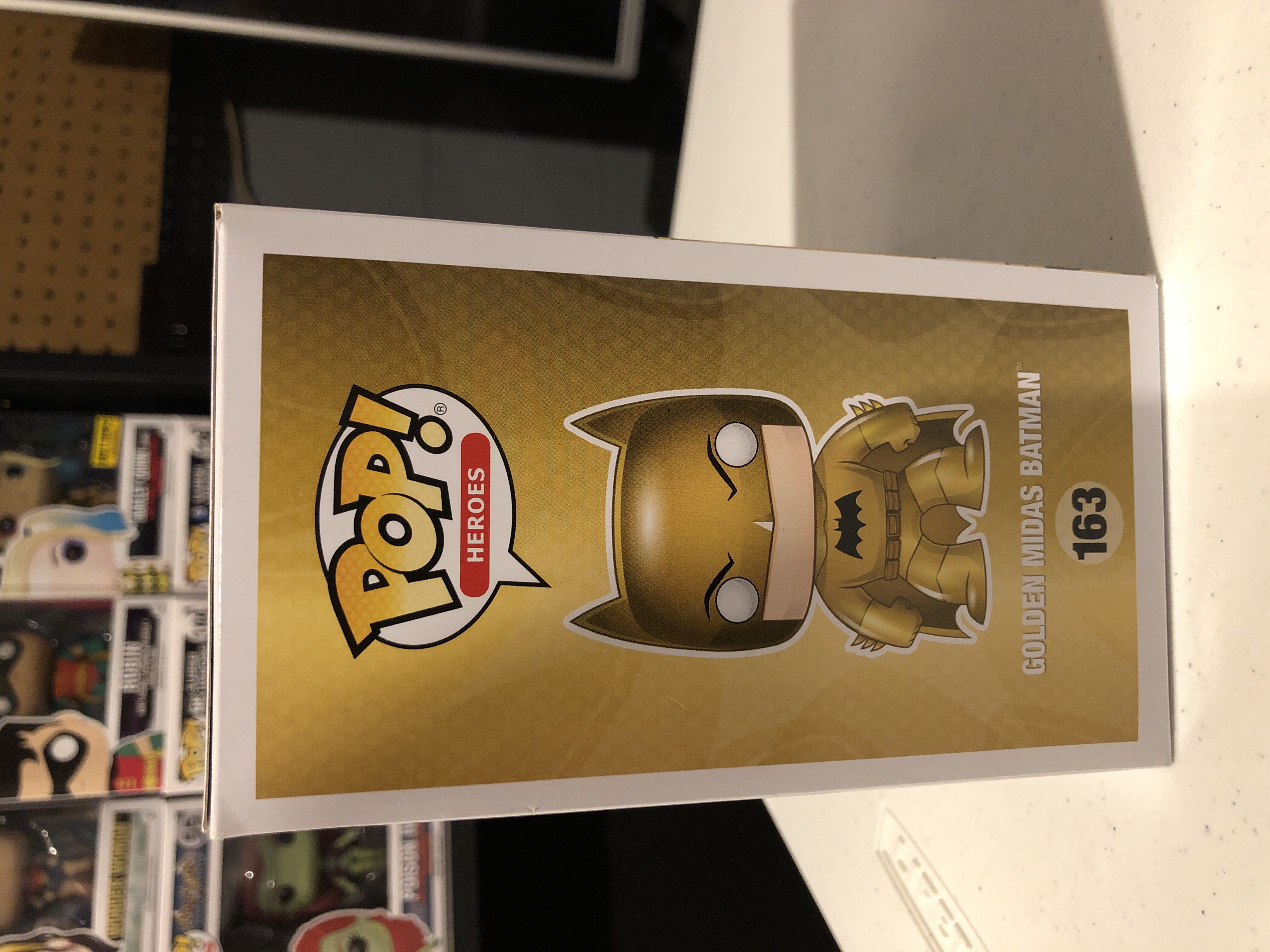 Golden Midas Batman  - DC Universe vinyl figure collectible [Barcode 889698128179] - Main Image 4