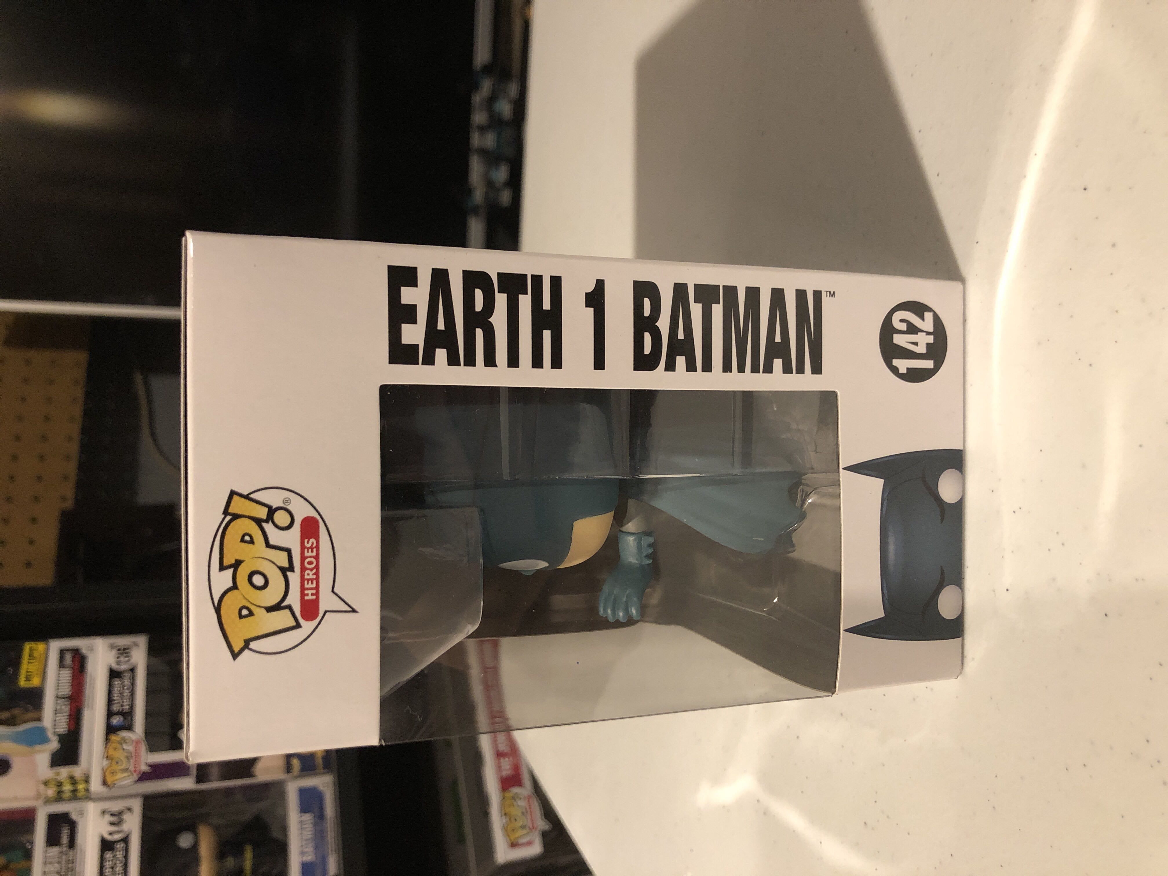 Earth 1 Batman  - DC Universe vinyl figure collectible [Barcode 889698114943] - Main Image 2