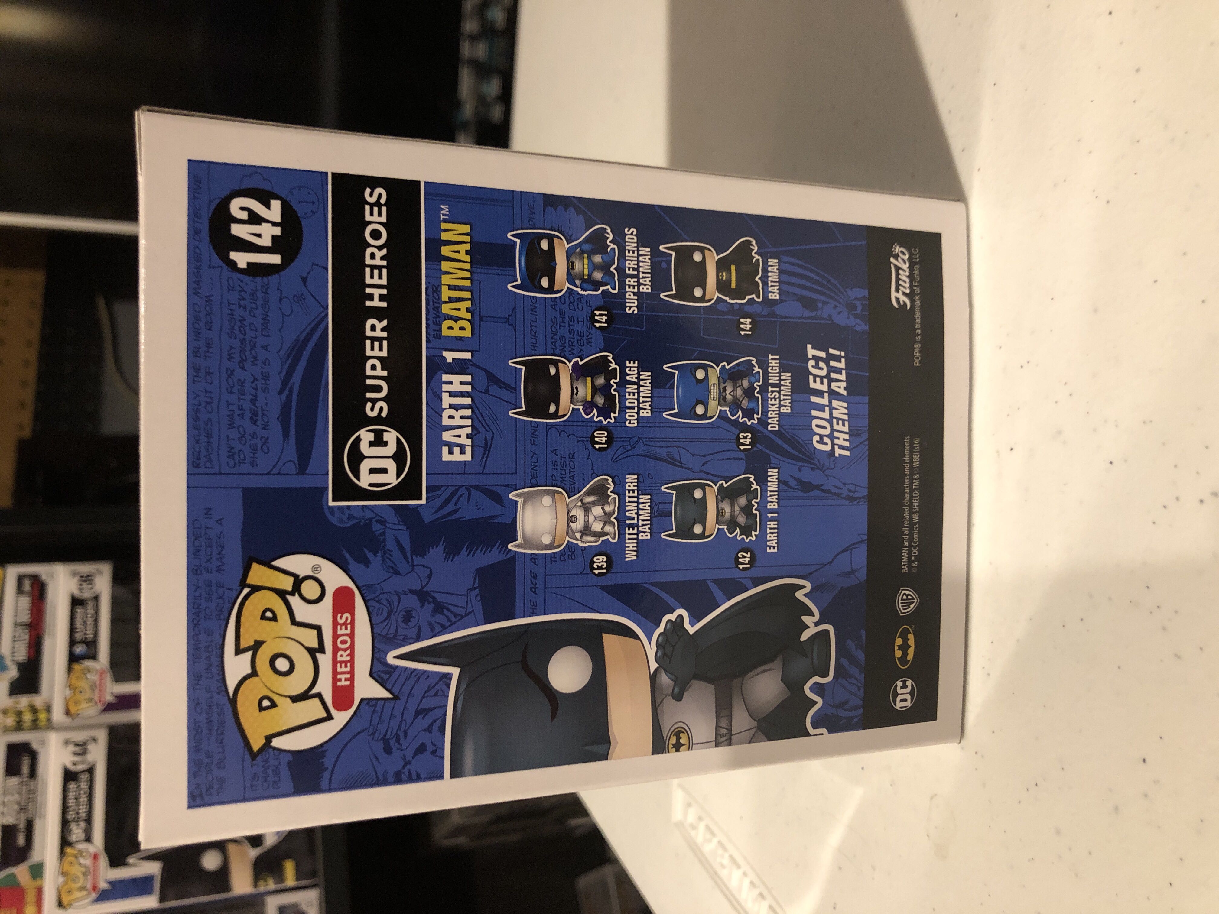 Earth 1 Batman  - DC Universe vinyl figure collectible [Barcode 889698114943] - Main Image 3