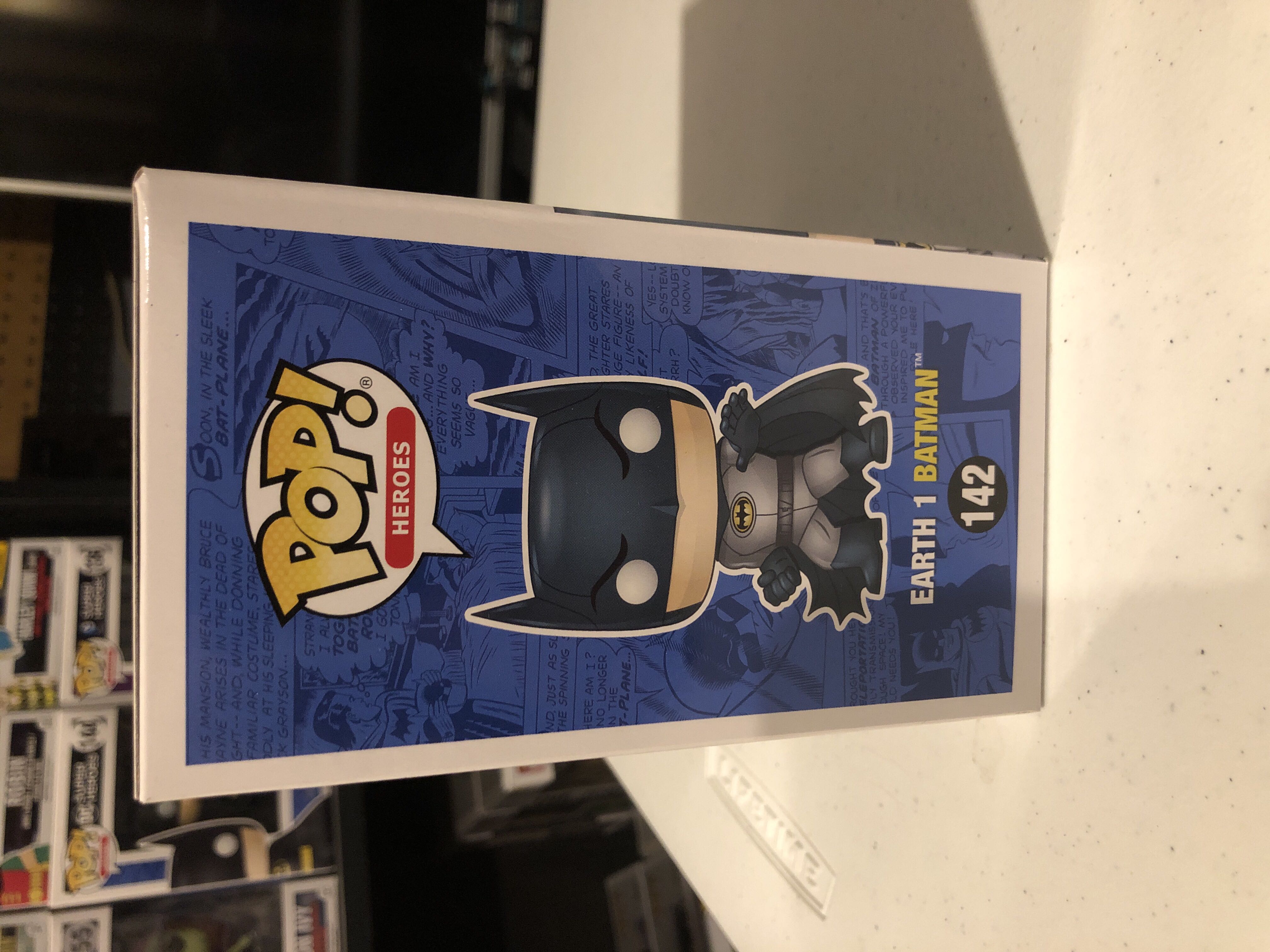 Earth 1 Batman  - DC Universe vinyl figure collectible [Barcode 889698114943] - Main Image 4