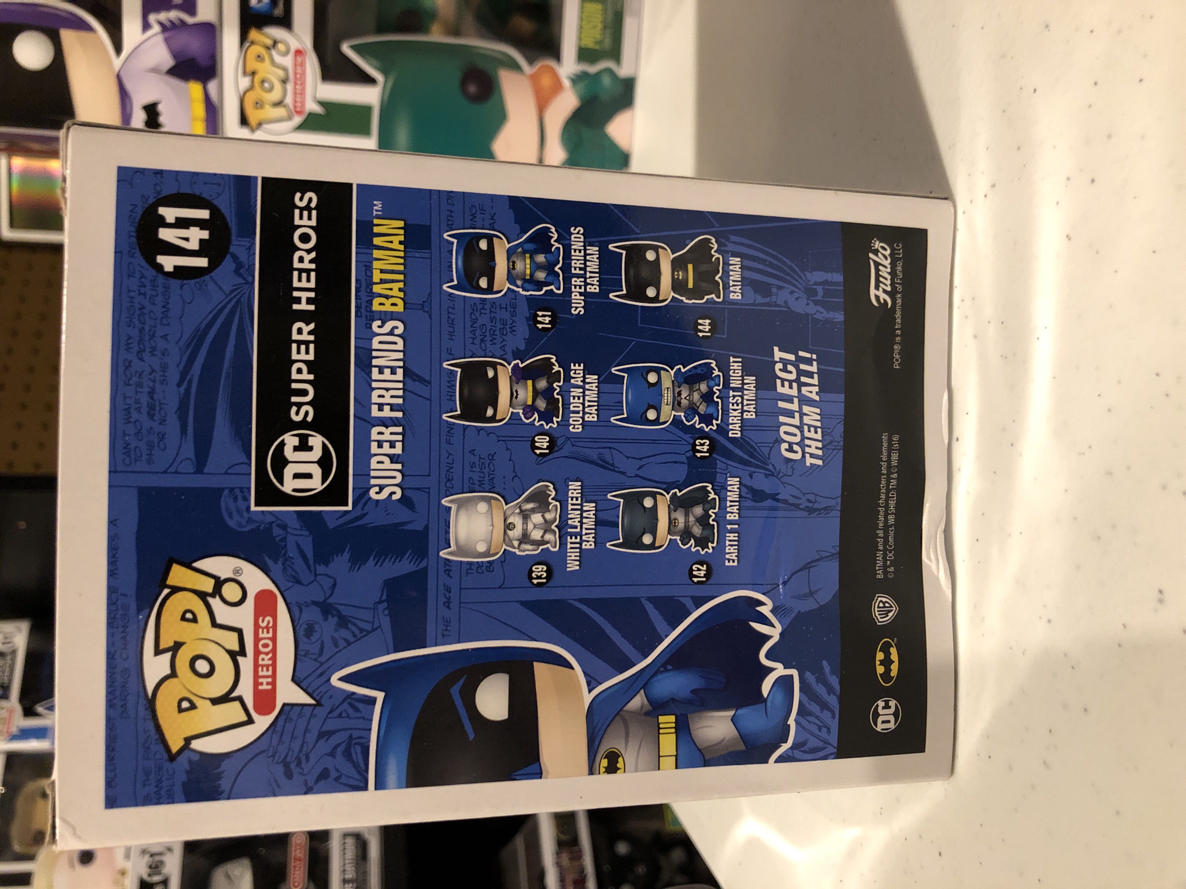 Super Friends Batman - Batman vinyl figure collectible [Barcode 889698114936] - Main Image 3