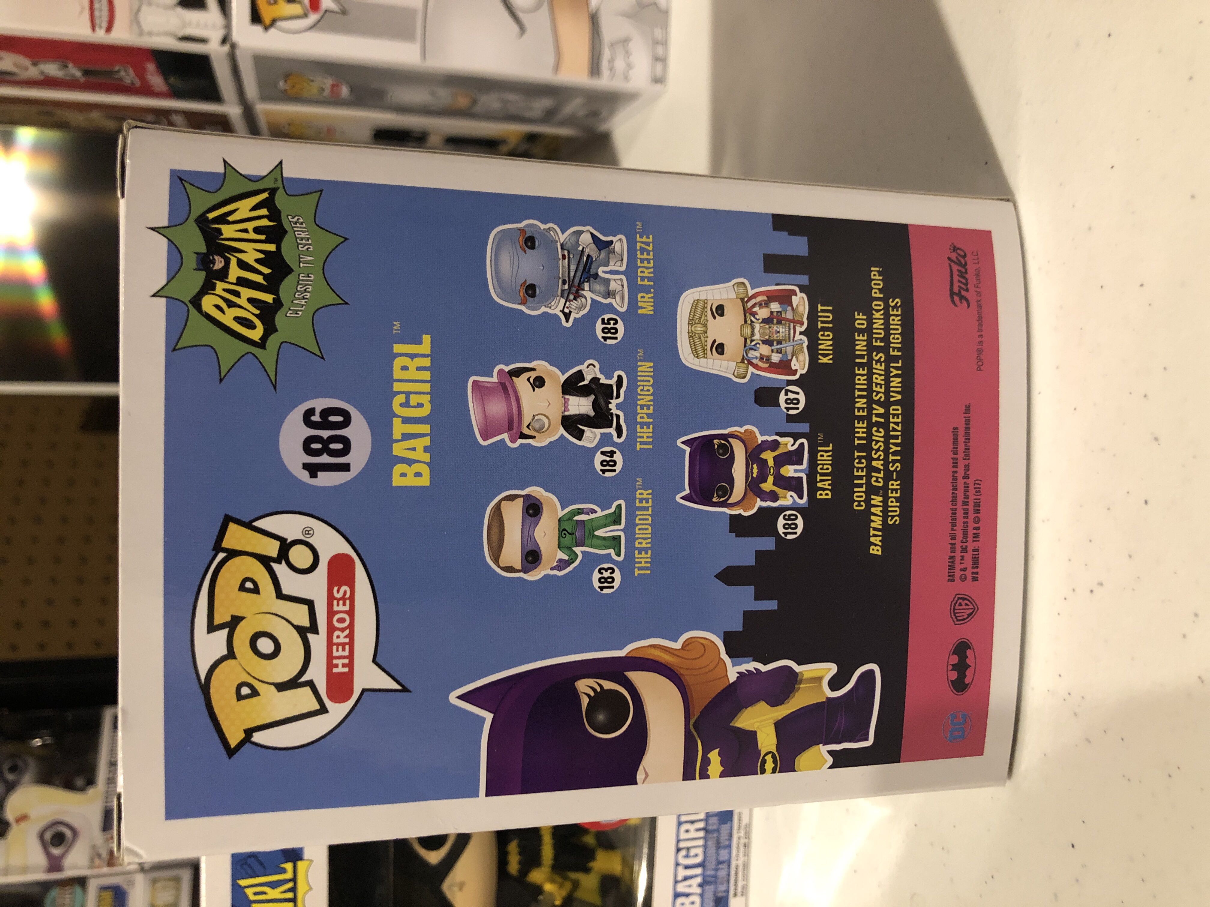 Batgirl - Batman vinyl figure collectible [Barcode 889698136327] - Main Image 3