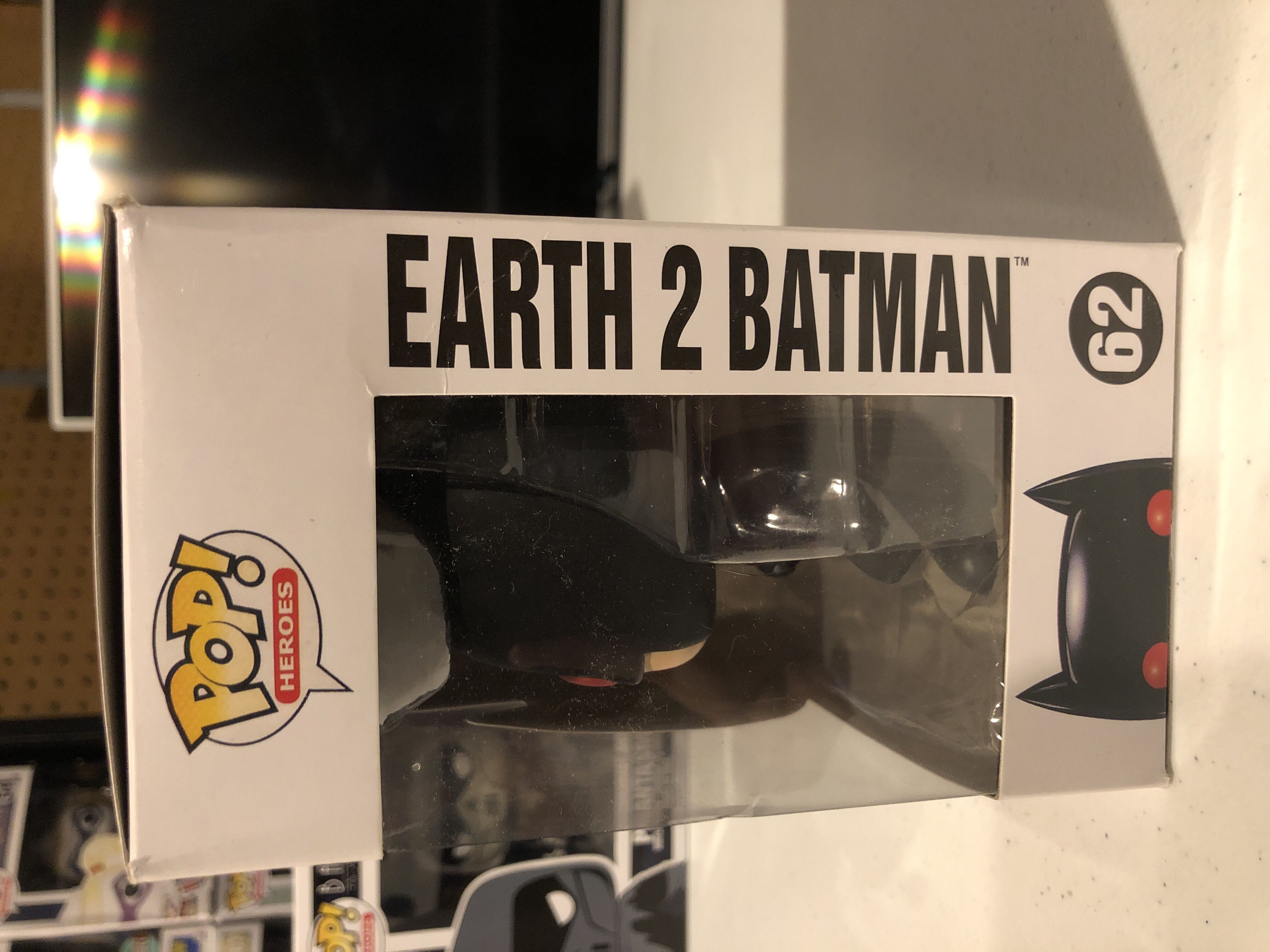 Earth 2 Batman  - DC Universe vinyl figure collectible [Barcode 849803046255] - Main Image 2