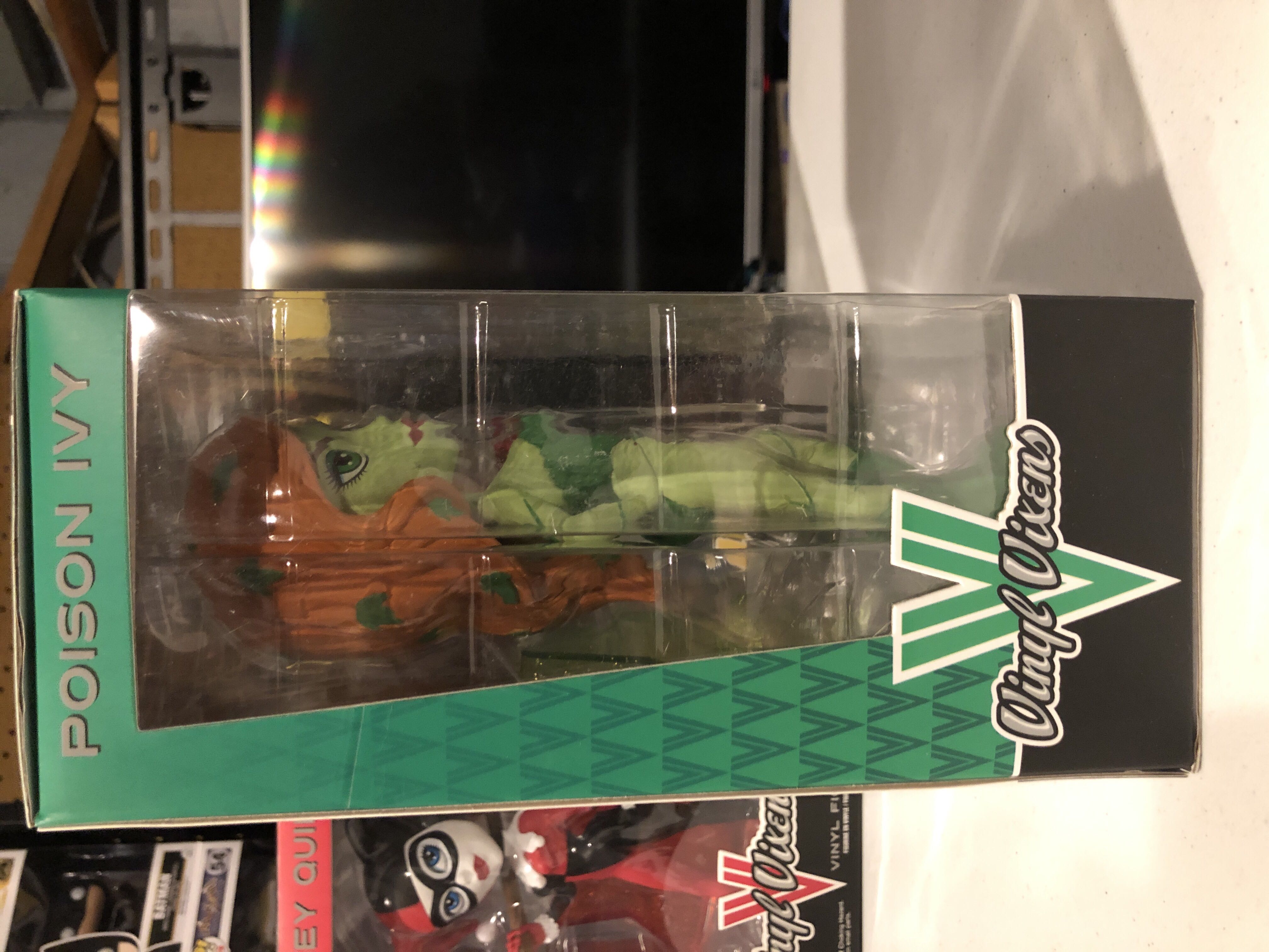 Poison Ivy - DC Universe vinyl figure collectible [Barcode 849803040475] - Main Image 4