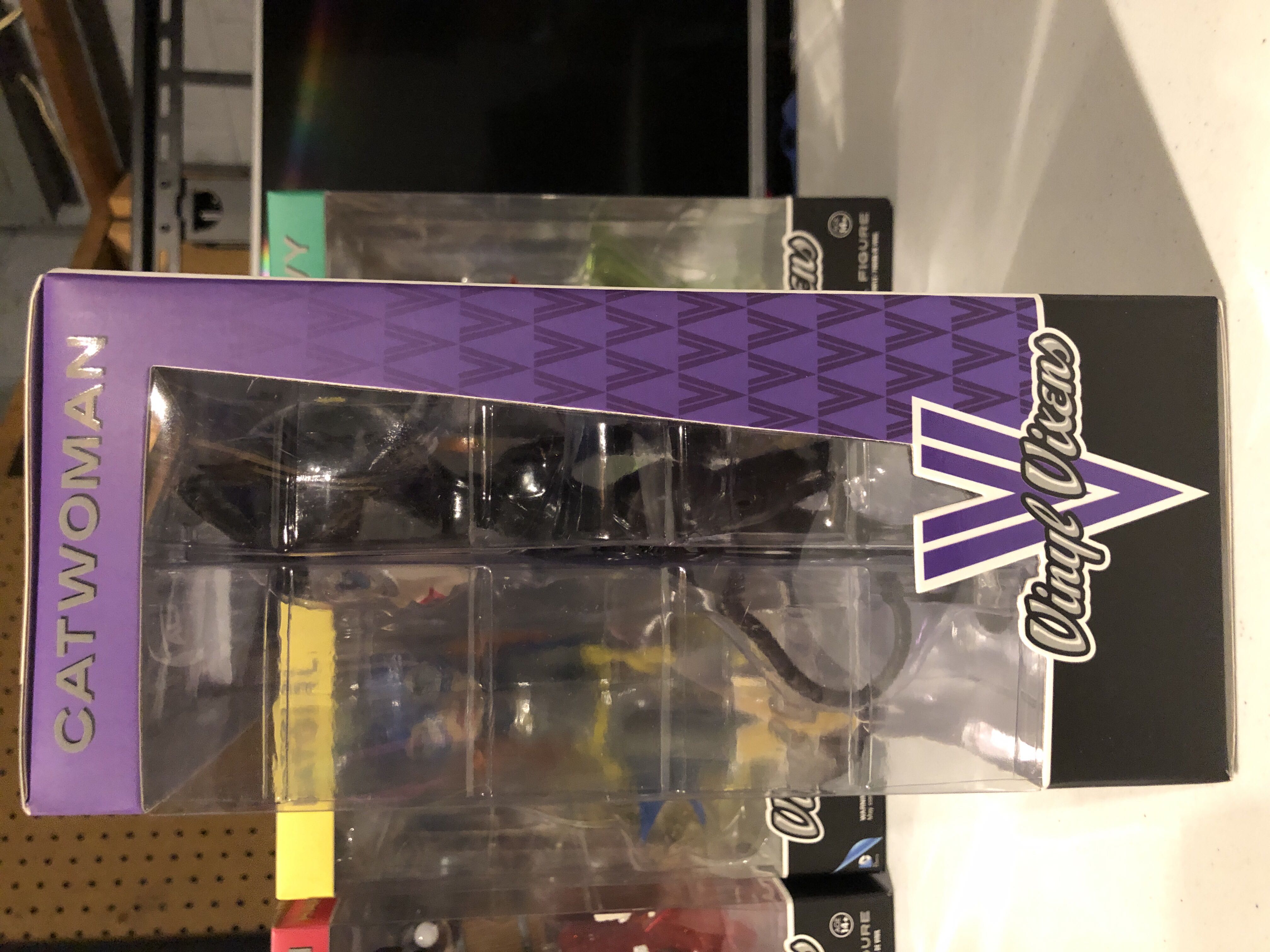 Catwoman  - DC Universe vinyl figure collectible [Barcode 849803040468] - Main Image 2