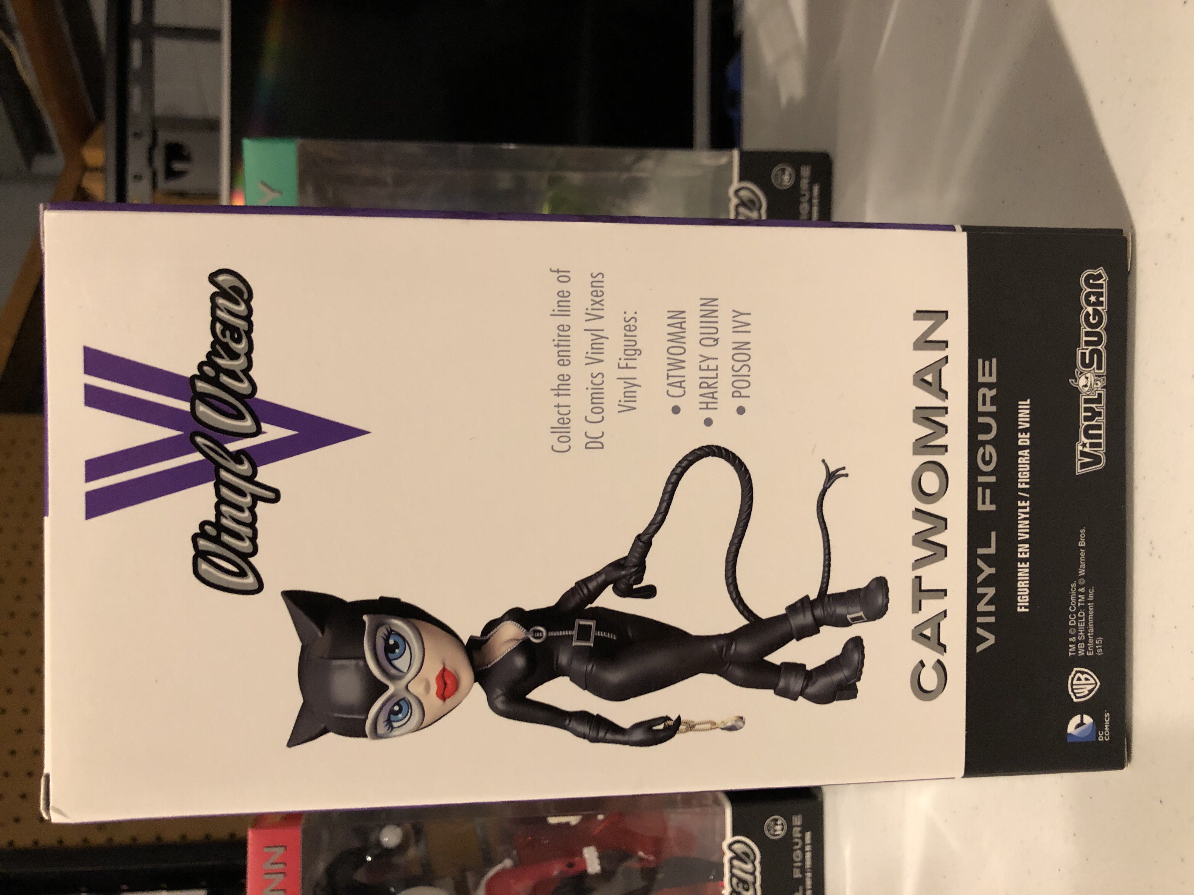 Catwoman  - DC Universe vinyl figure collectible [Barcode 849803040468] - Main Image 3