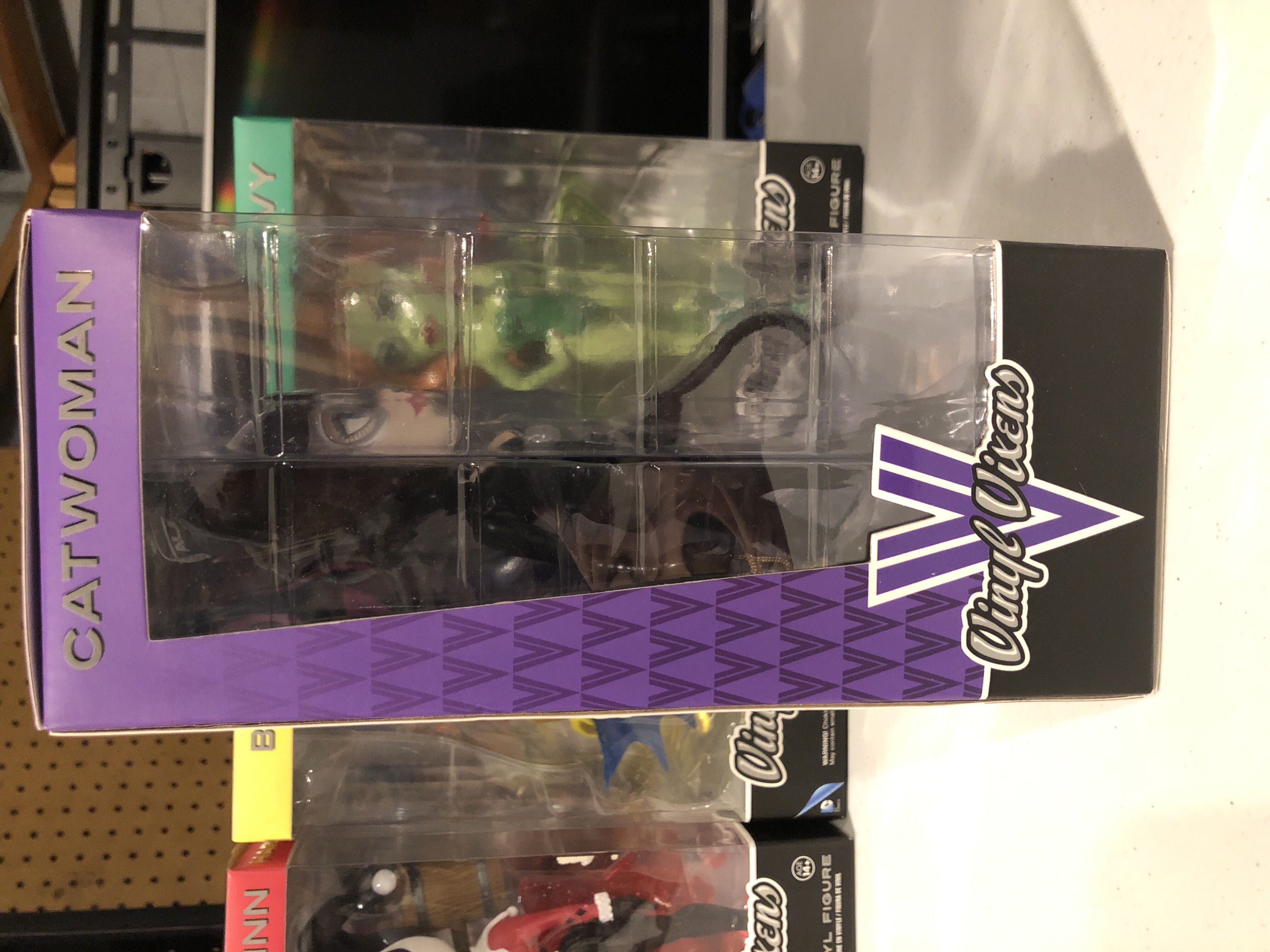 Catwoman  - DC Universe vinyl figure collectible [Barcode 849803040468] - Main Image 4