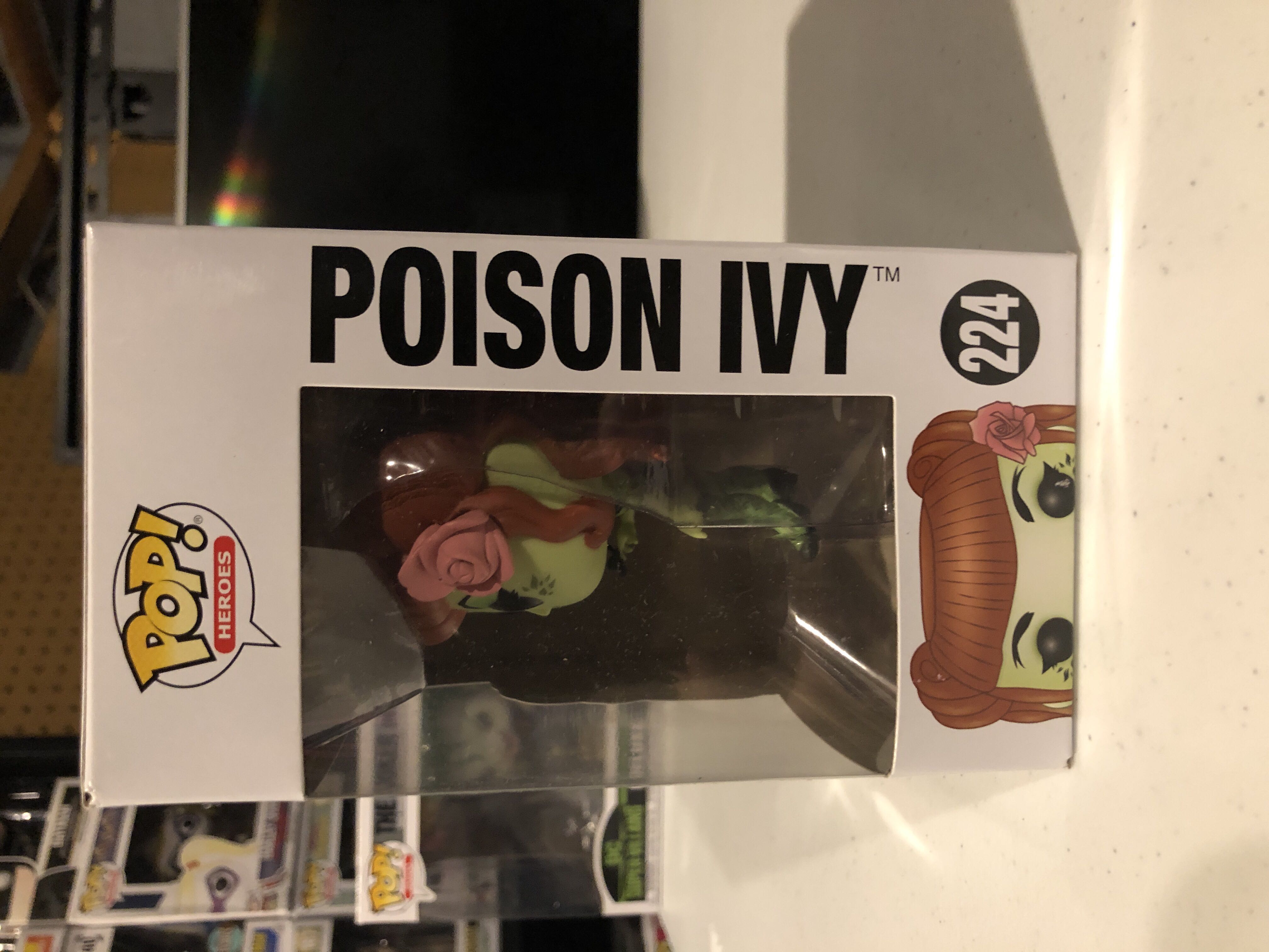 Poison Ivy (Bombshell) Pop! 224 - DC Universe vinyl figure collectible [Barcode 889698228879] - Main Image 2