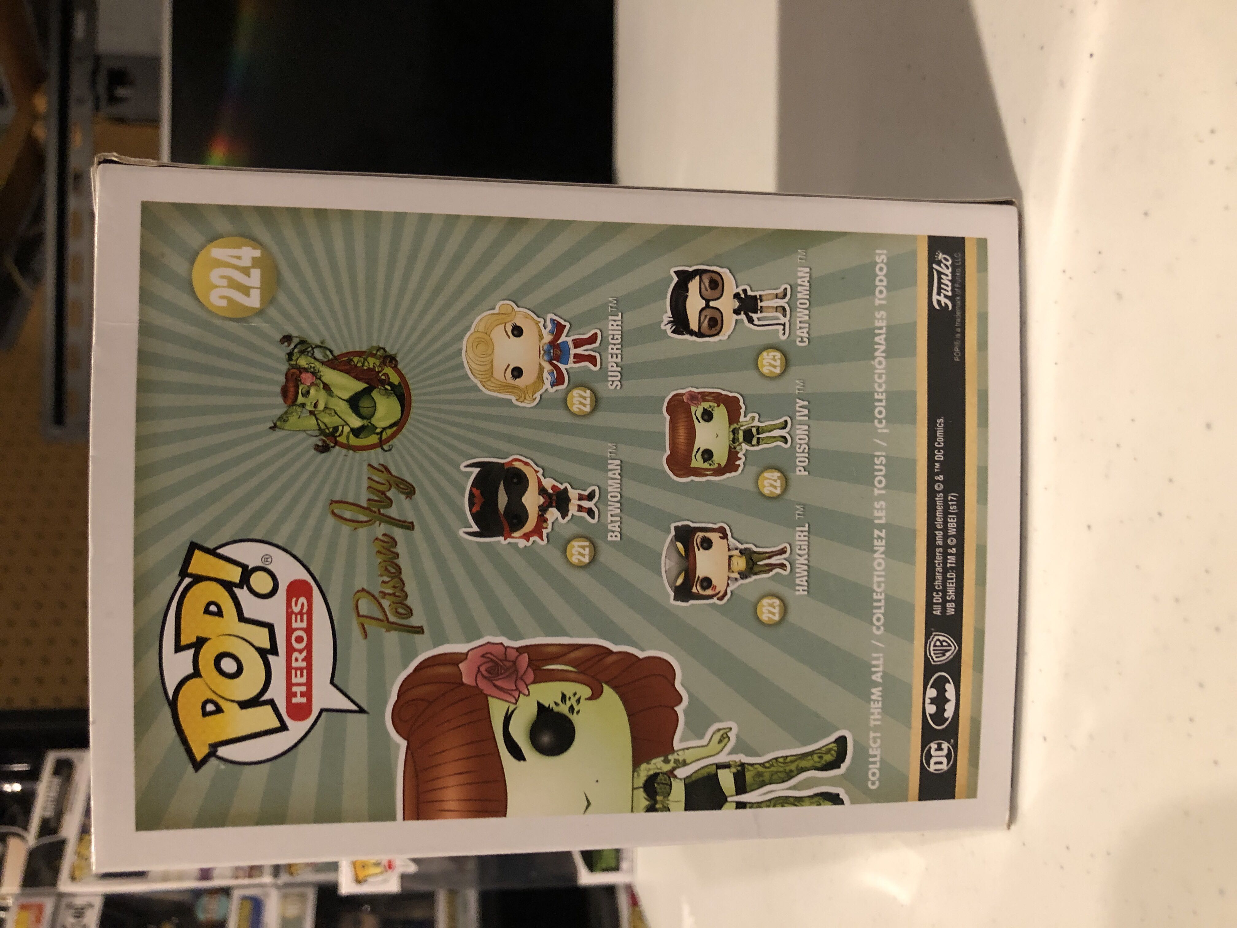 Poison Ivy (Bombshell) Pop! 224 - DC Universe vinyl figure collectible [Barcode 889698228879] - Main Image 3