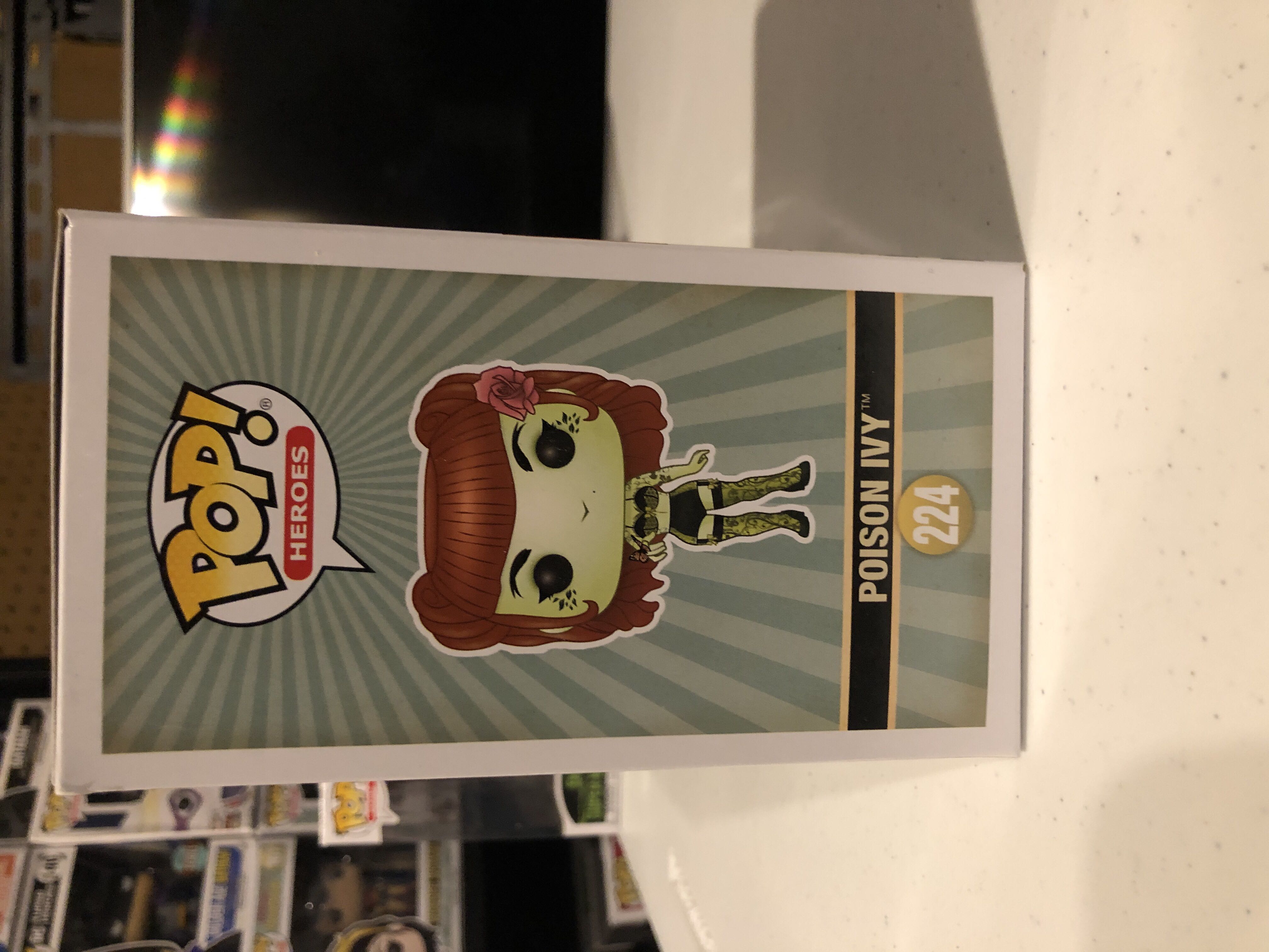 Poison Ivy (Bombshell) Pop! 224 - DC Universe vinyl figure collectible [Barcode 889698228879] - Main Image 4