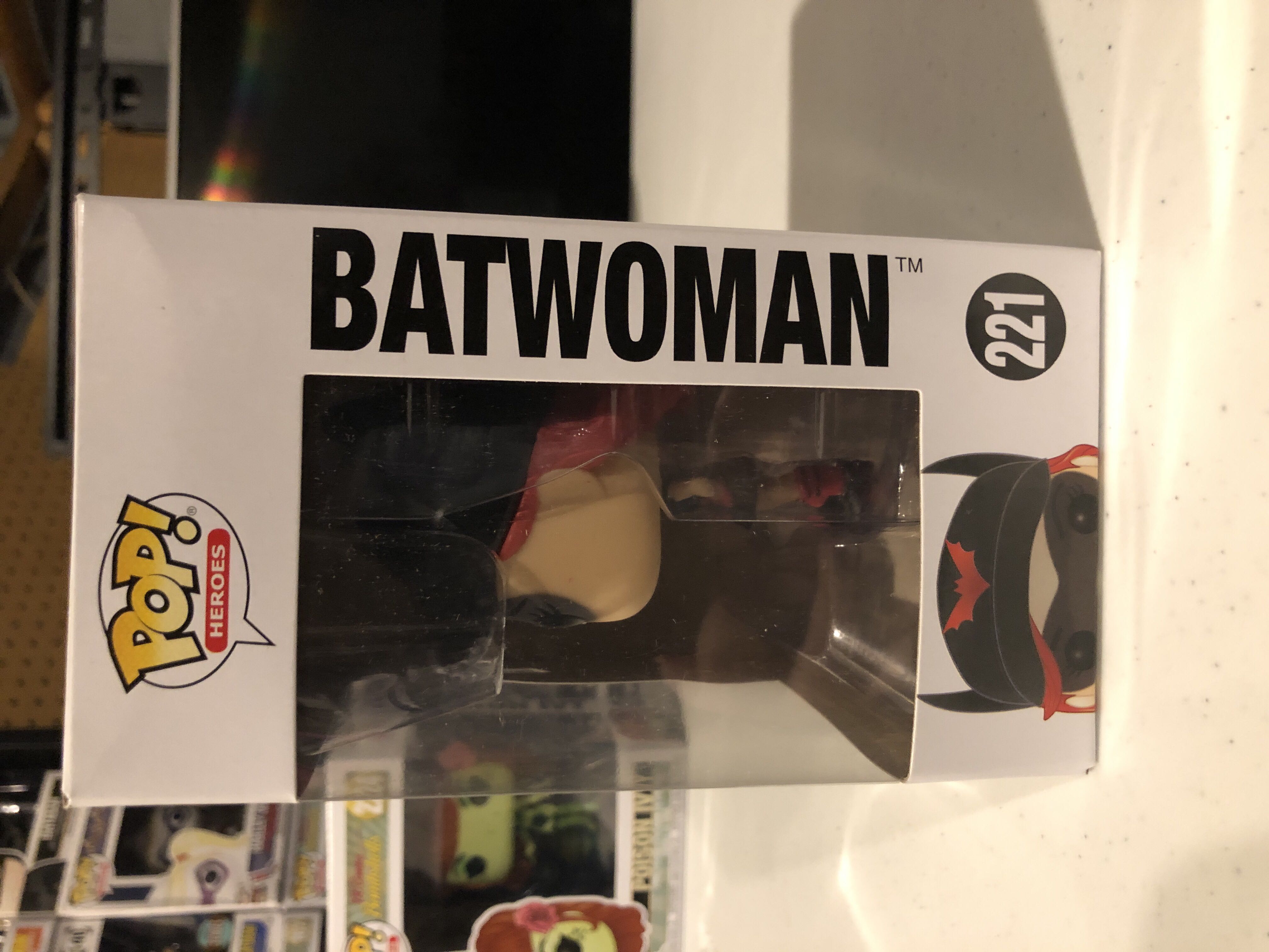 Batwoman  - DC Universe vinyl figure collectible [Barcode 889698228909] - Main Image 2