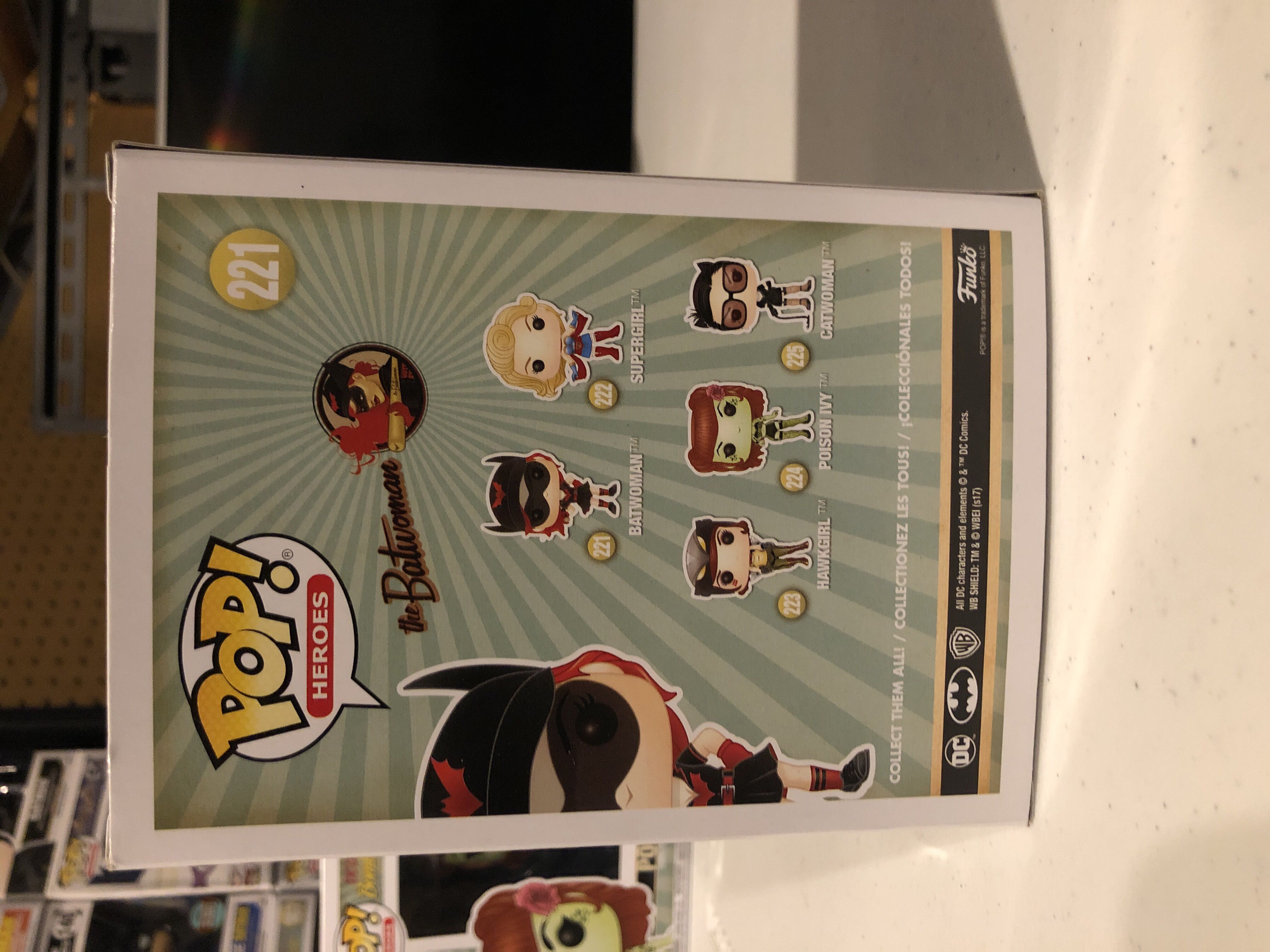 Batwoman  - DC Universe vinyl figure collectible [Barcode 889698228909] - Main Image 3