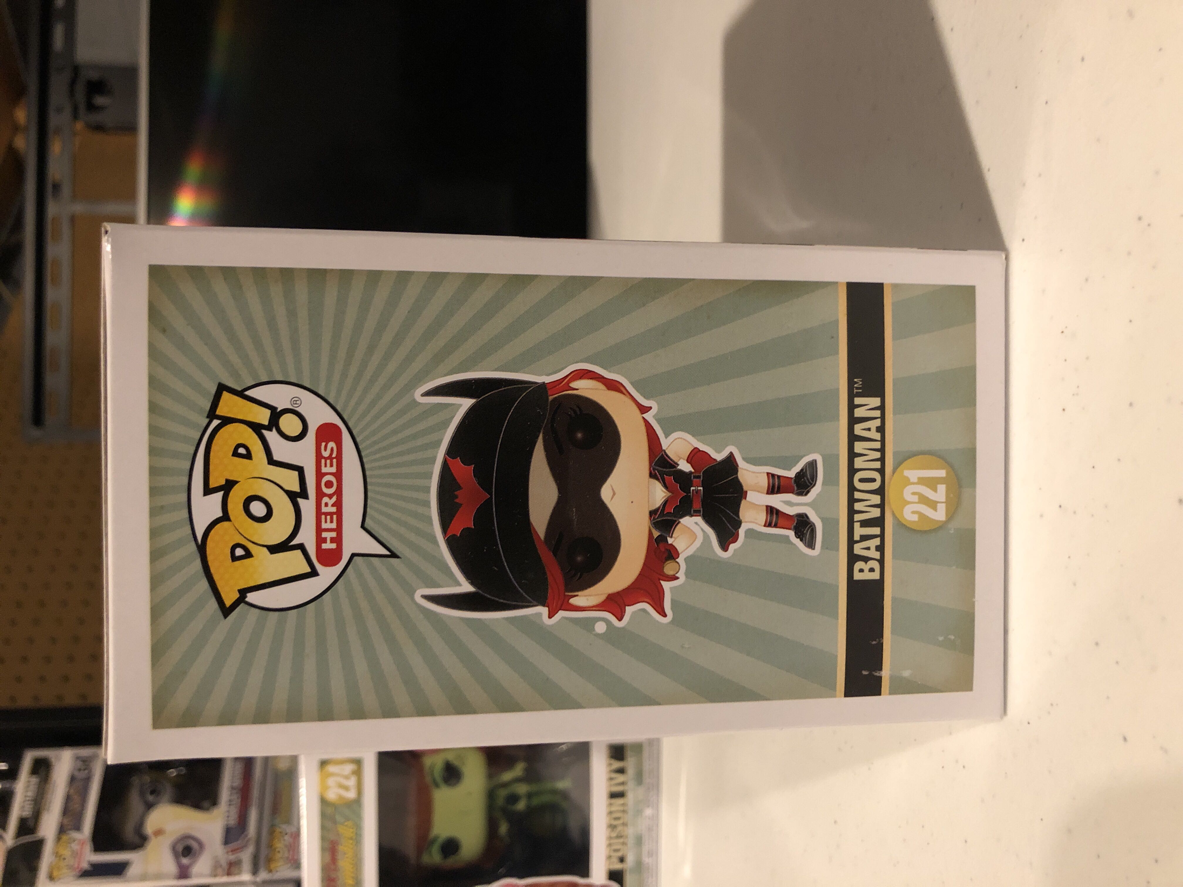 Batwoman  - DC Universe vinyl figure collectible [Barcode 889698228909] - Main Image 4