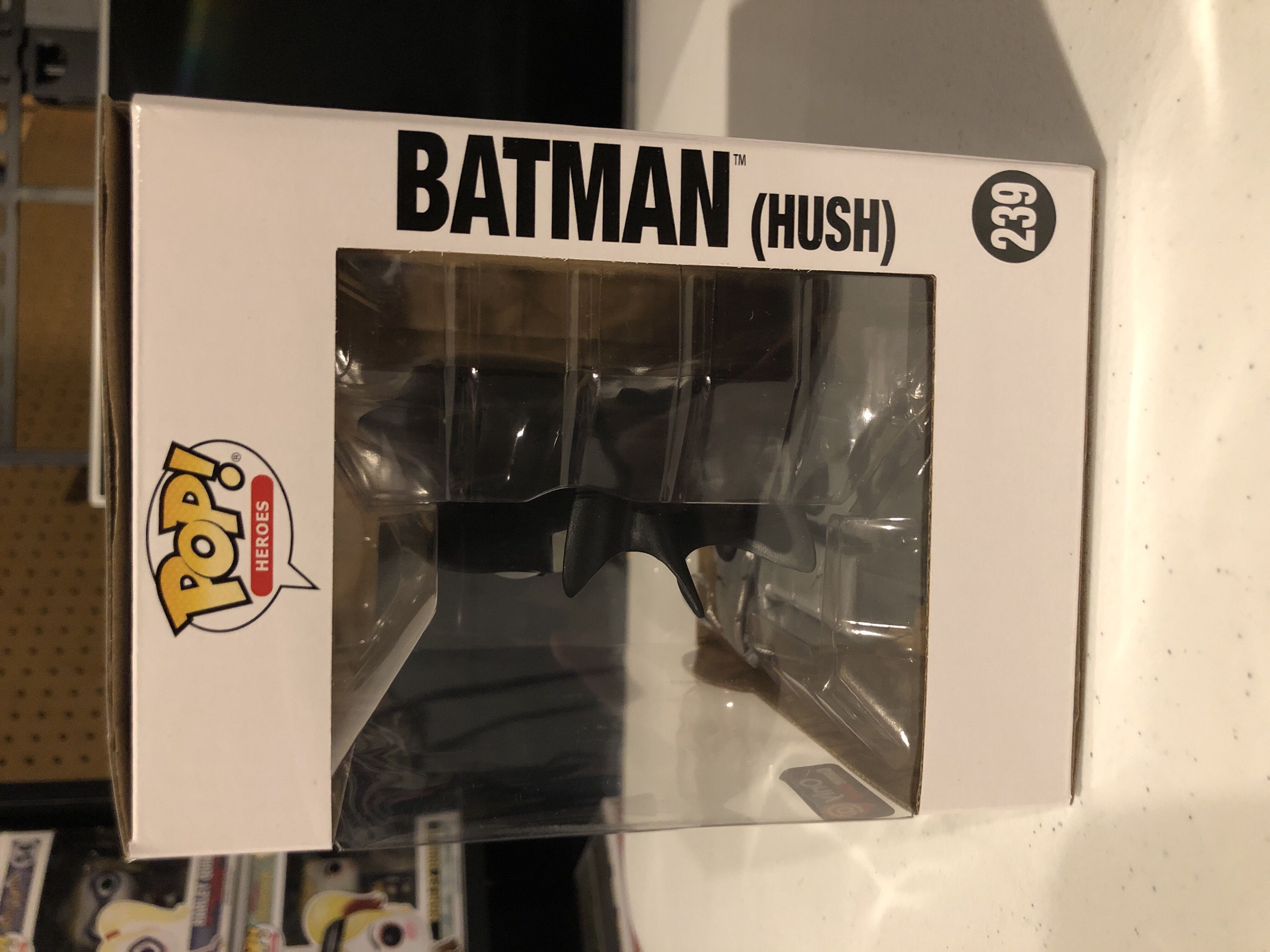 Batman (Hush) - Batman vinyl figure collectible [Barcode 889698366045] - Main Image 2