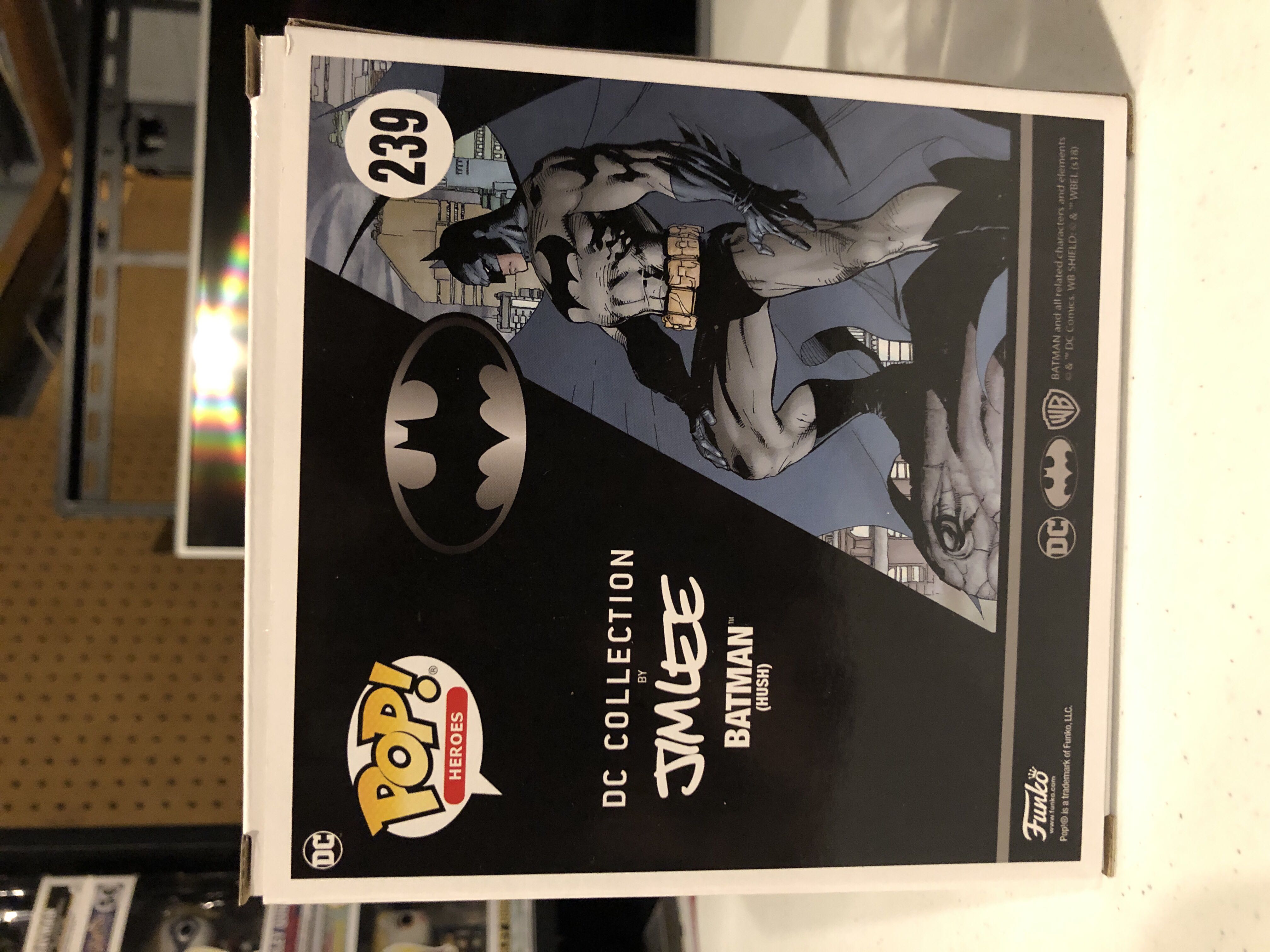 Batman (Hush) - Batman vinyl figure collectible [Barcode 889698366045] - Main Image 3