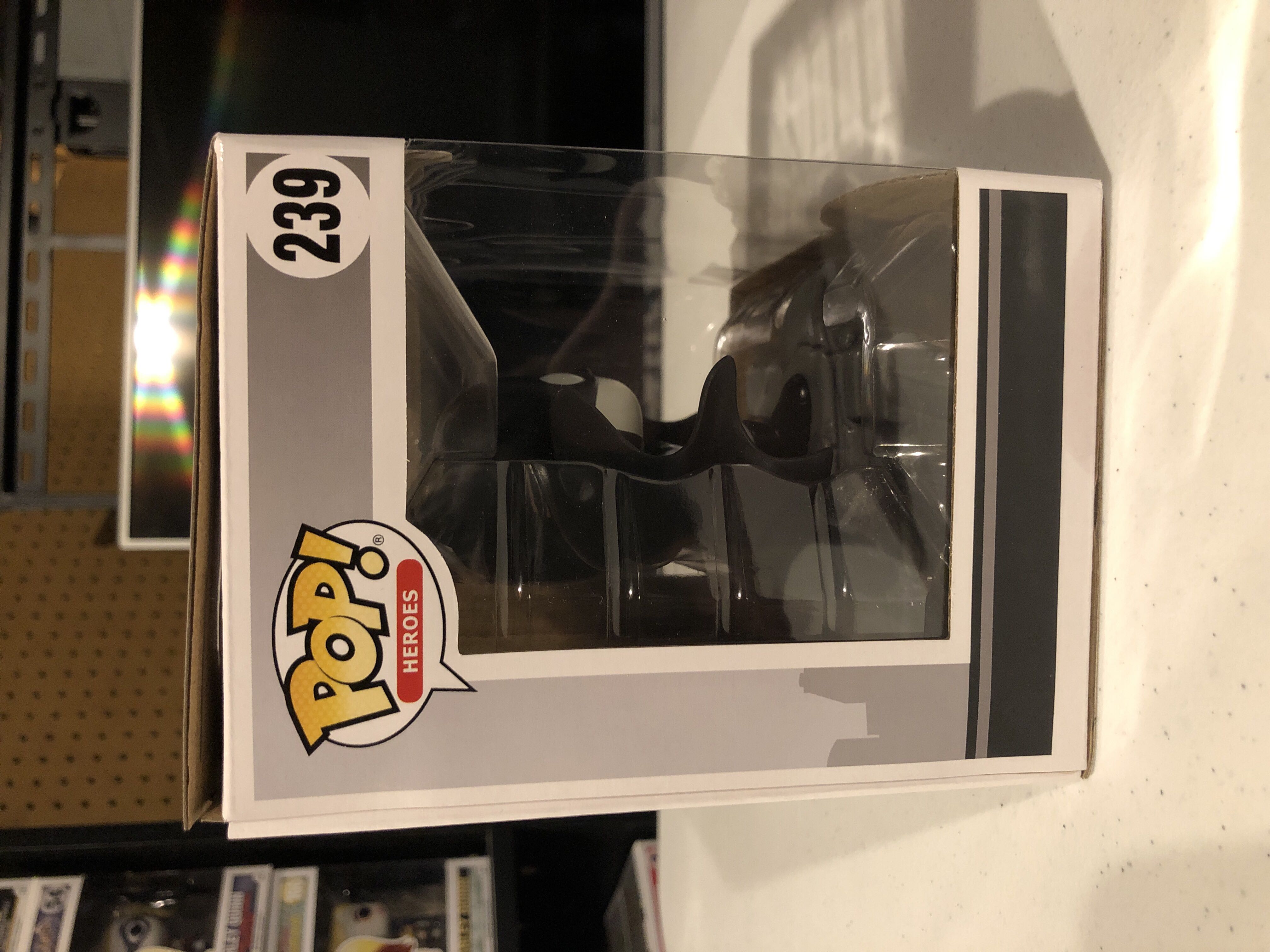 Batman (Hush) - Batman vinyl figure collectible [Barcode 889698366045] - Main Image 4