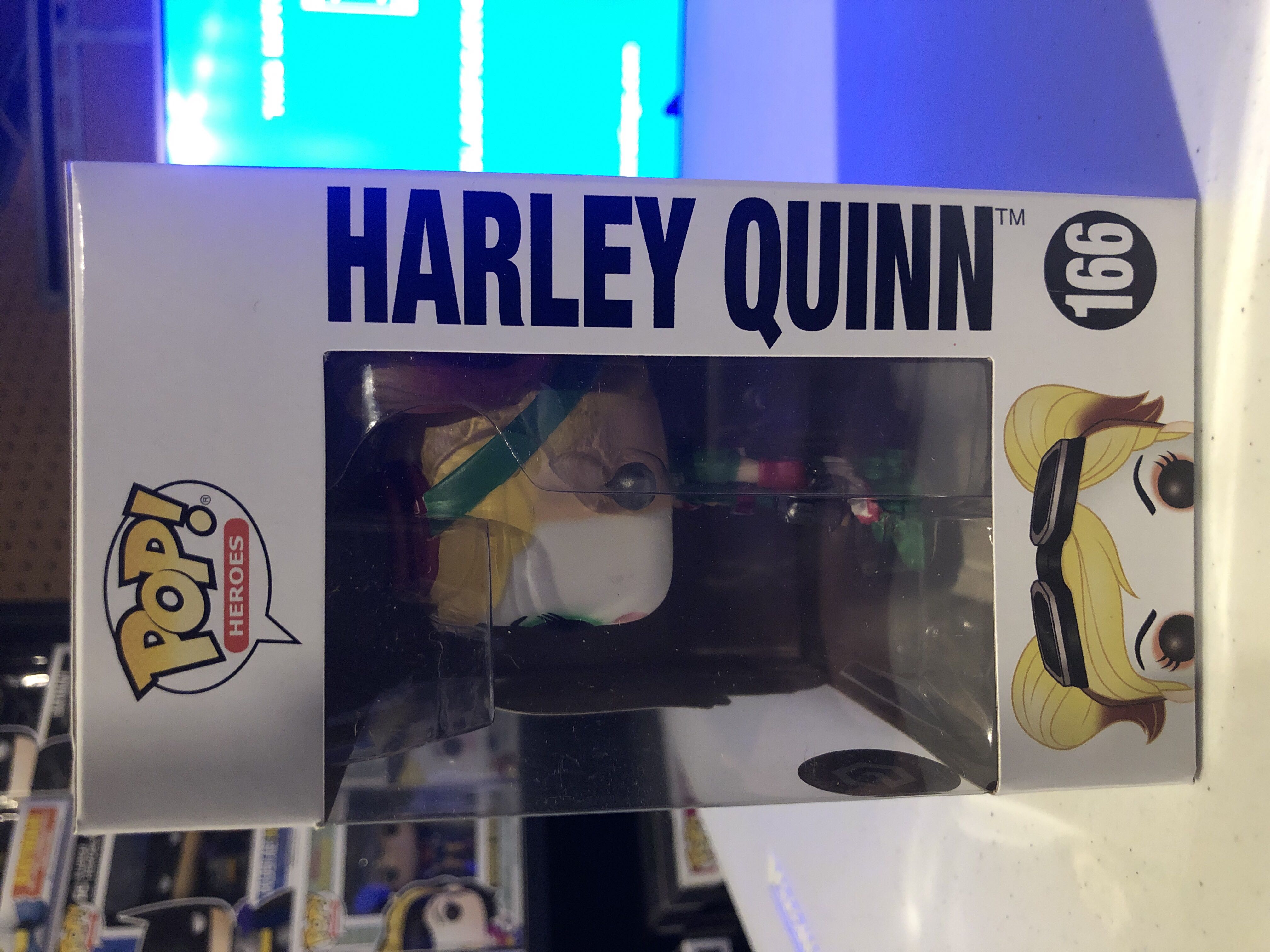 Harley Quinn - Batman vinyl figure collectible [Barcode 889698359665] - Main Image 2