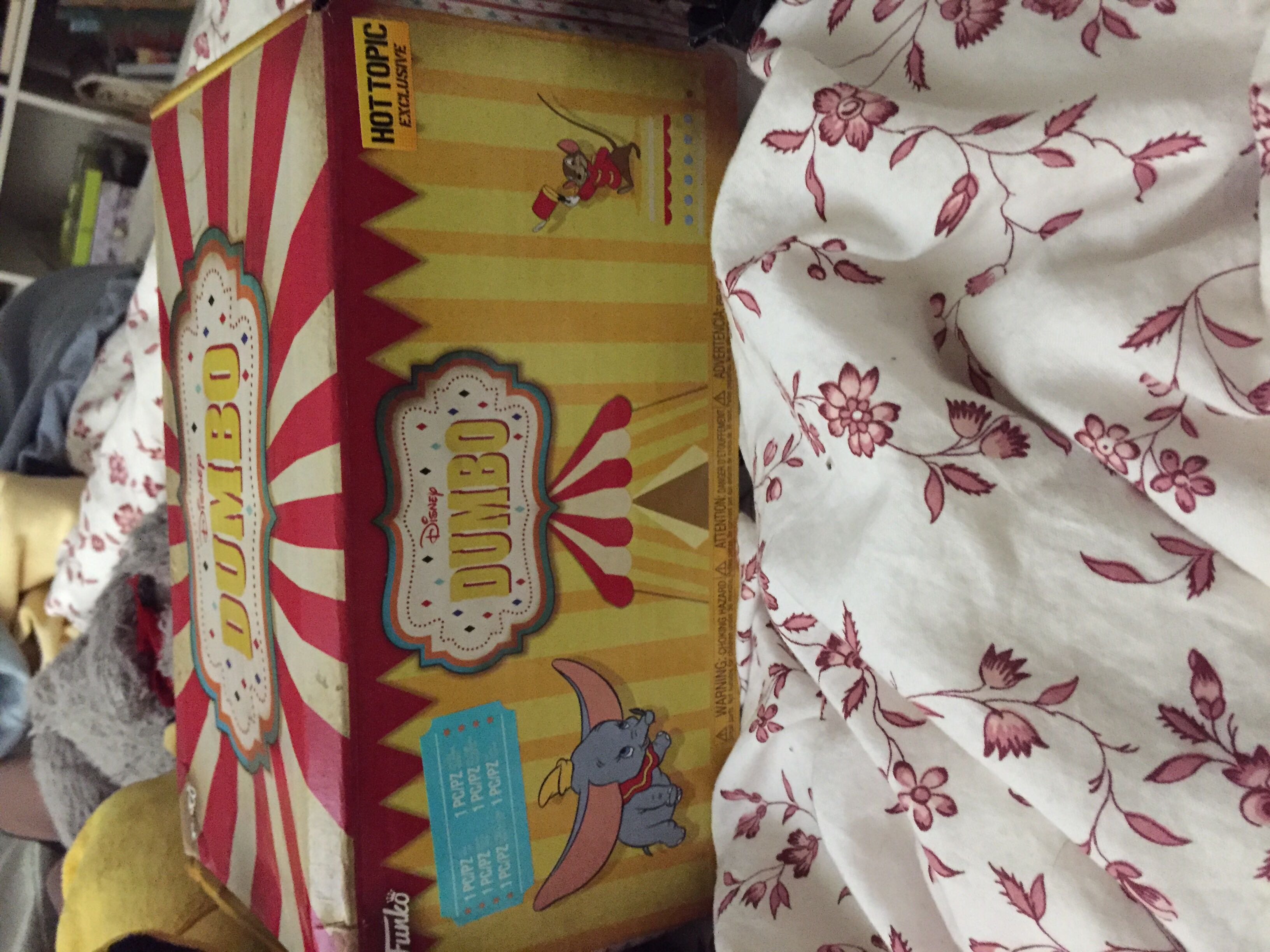 Dumbo Hot Topic Collection  - Dumbo vinyl figure collectible [Barcode 11613228] - Main Image 2