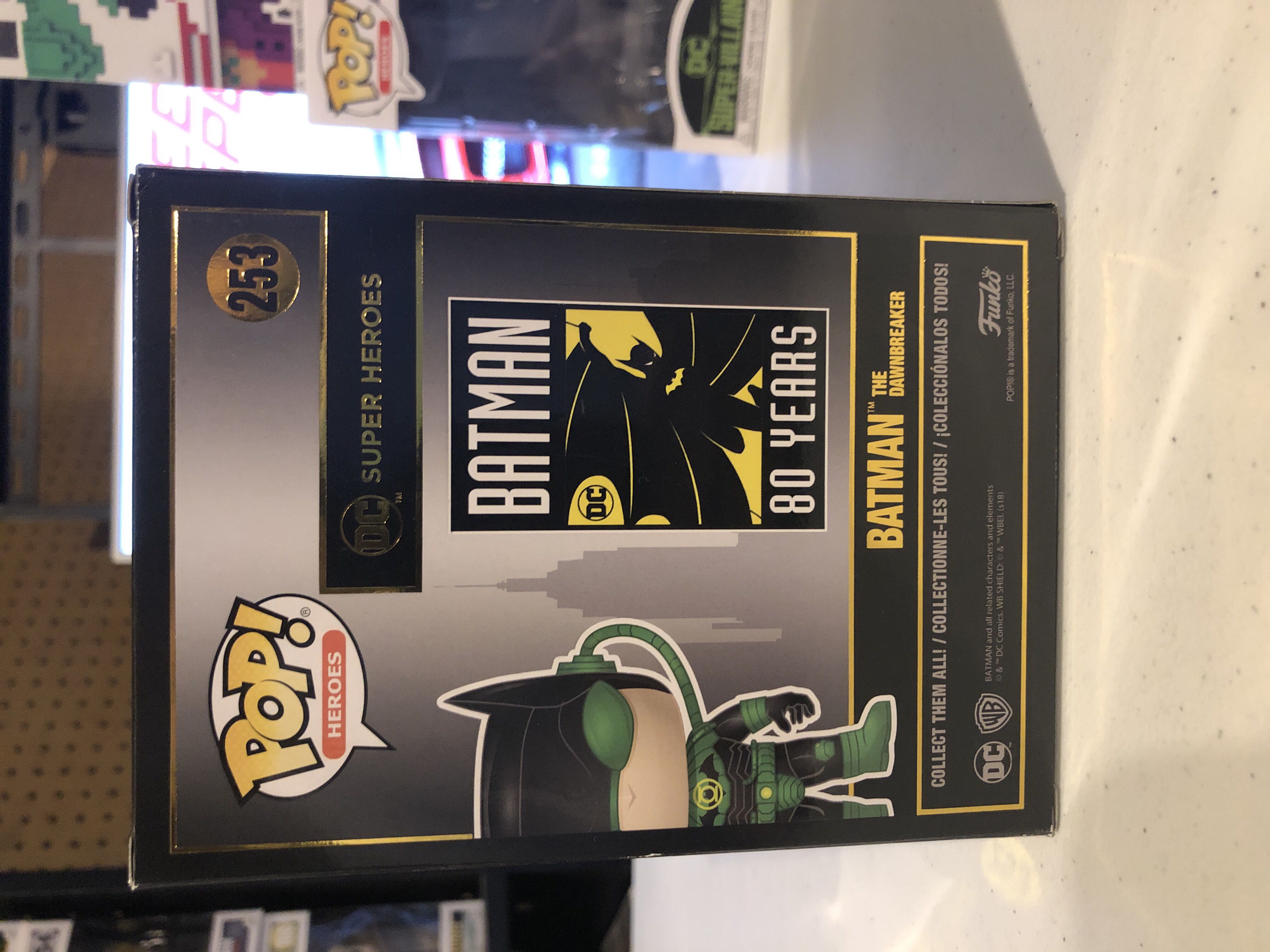 Batman - Dawnbreaker Batman - Batman vinyl figure collectible [Barcode 11671421] - Main Image 3