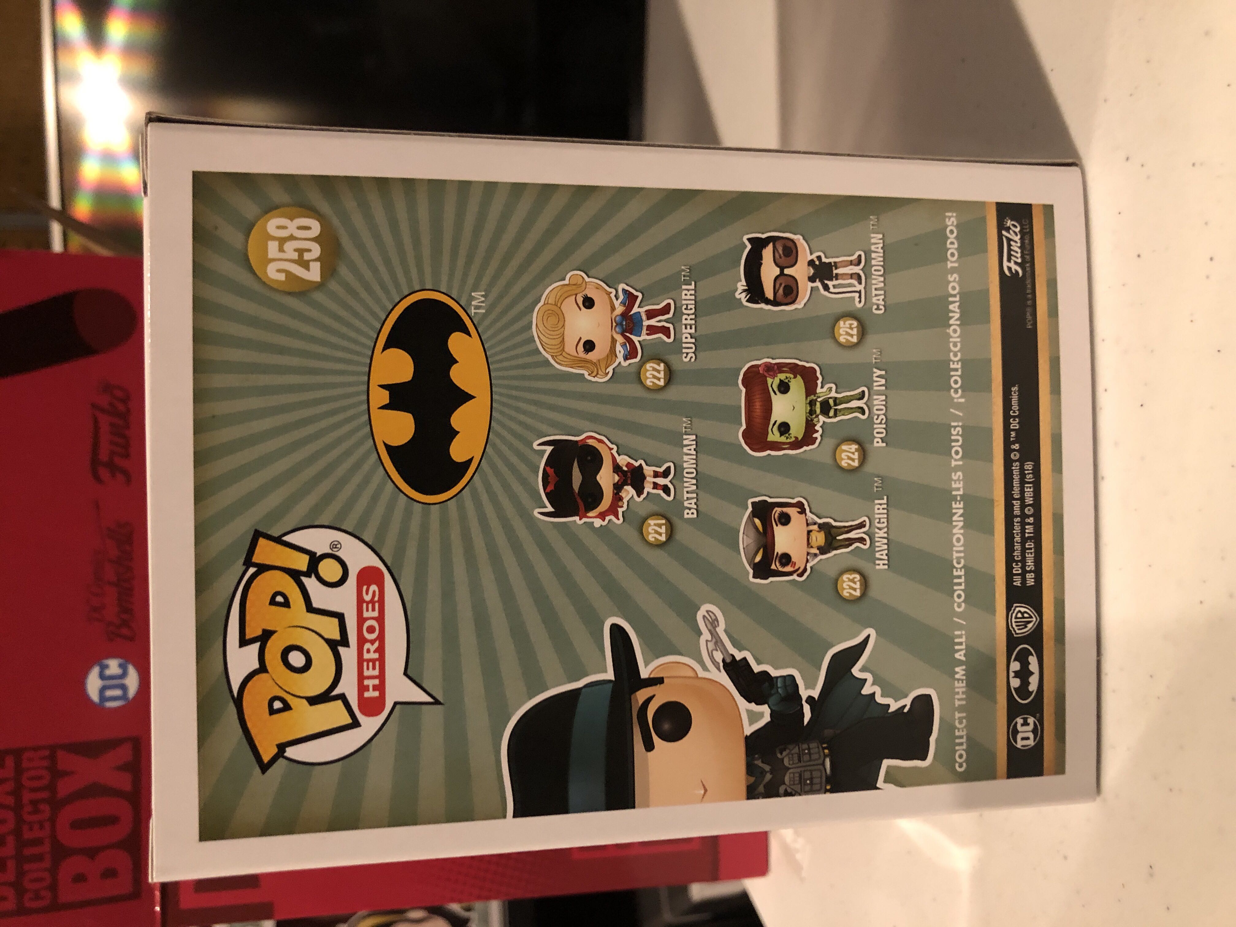 Batman - Comics Bombshells vinyl figure collectible [Barcode 889698350440] - Main Image 3