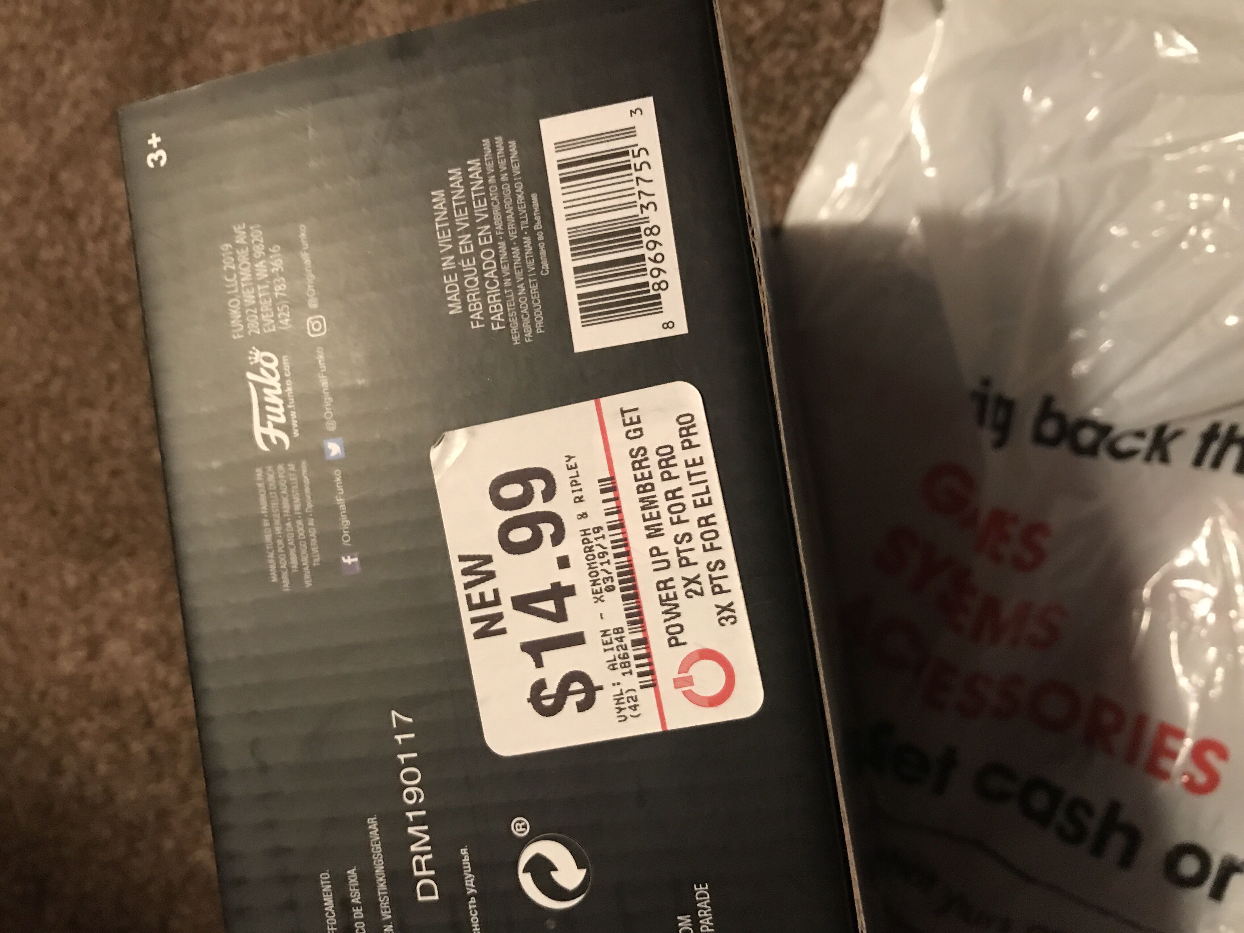 Ellen Ripley + Xenomorph   vinyl figure collectible [Barcode 889698377553] - Main Image 2