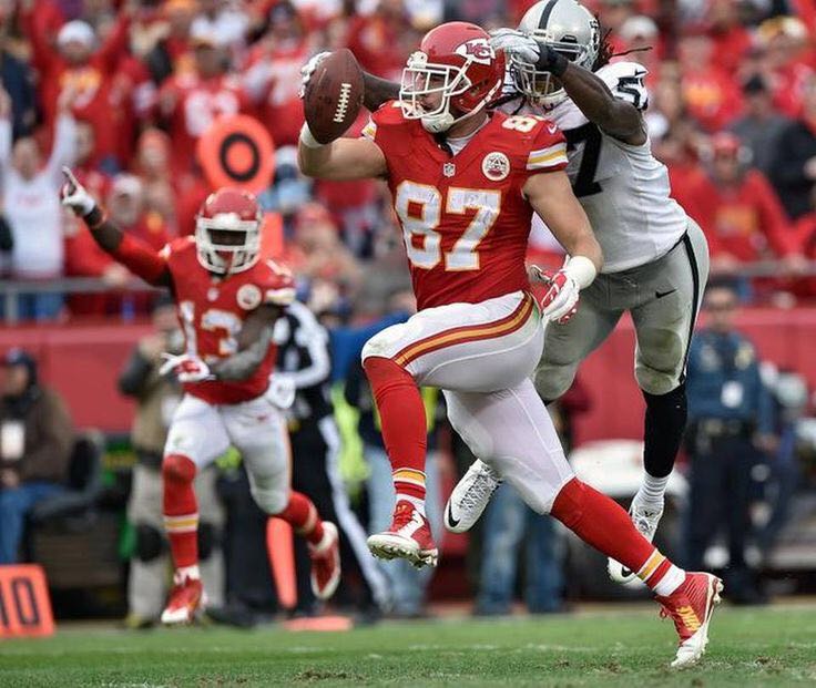 Travis Kelce - NFL vinyl figure collectible - Main Image 3