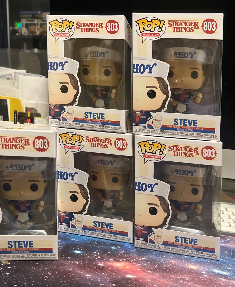 Steve - Stranger Things vinyl figure collectible [Barcode 889698385350] - Main Image 4