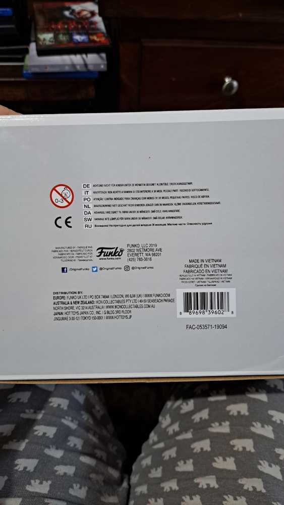 Disney Villians: Cruella In Car - Disney Villains vinyl figure collectible [Barcode 889698396028] - Main Image 4