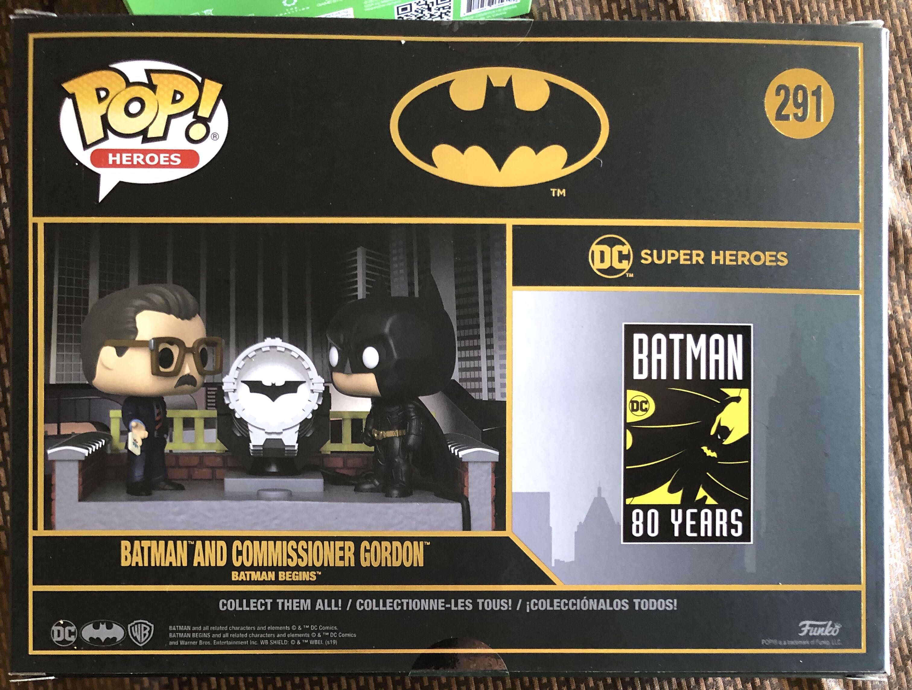 Batman and Commissioner Gordon (Batman Begins) - DC Universe vinyl figure collectible [Barcode 889698372589] - Main Image 2