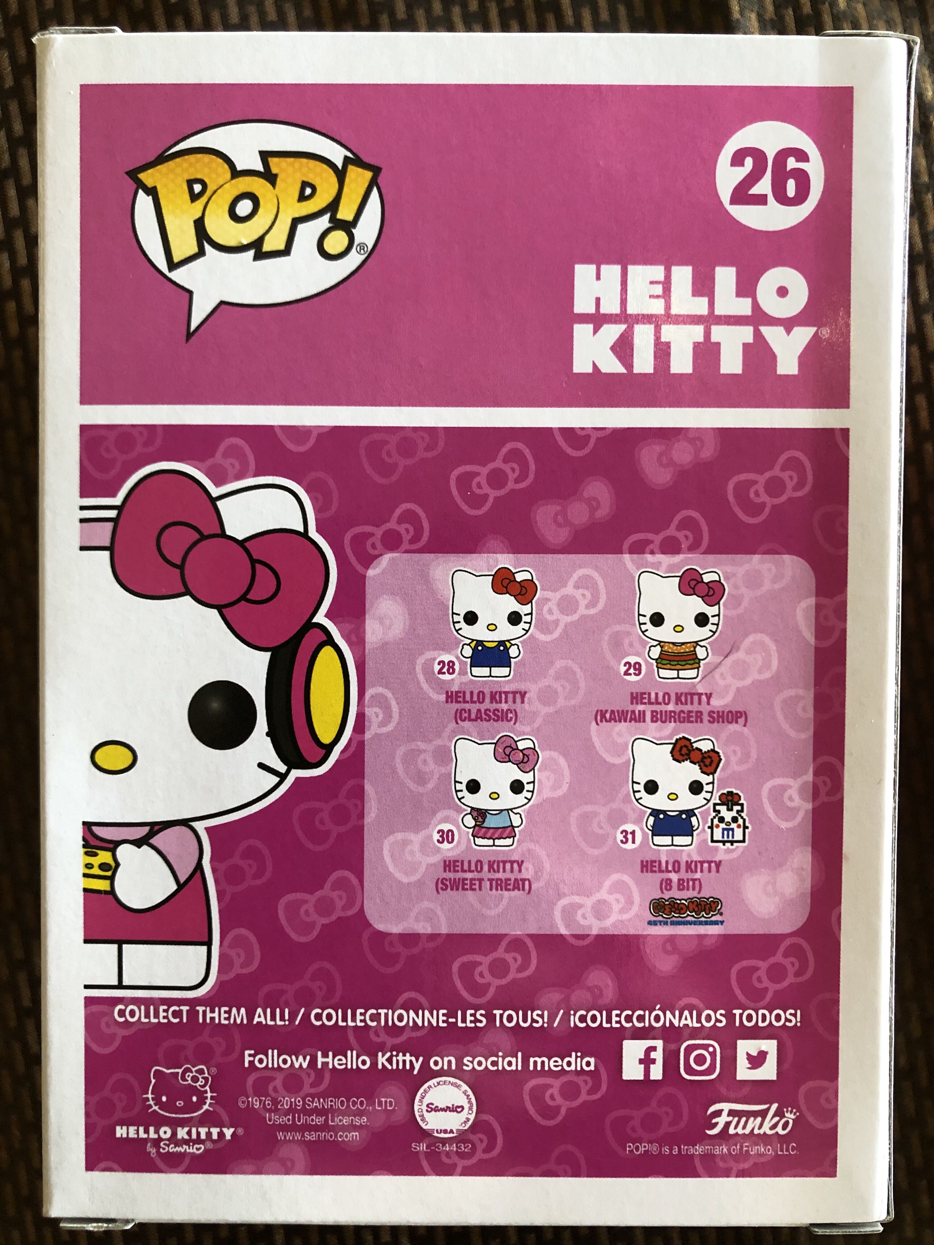 Hello Kitty (Gamer) - Hello Kitty vinyl figure collectible [Barcode 889698410502] - Main Image 2