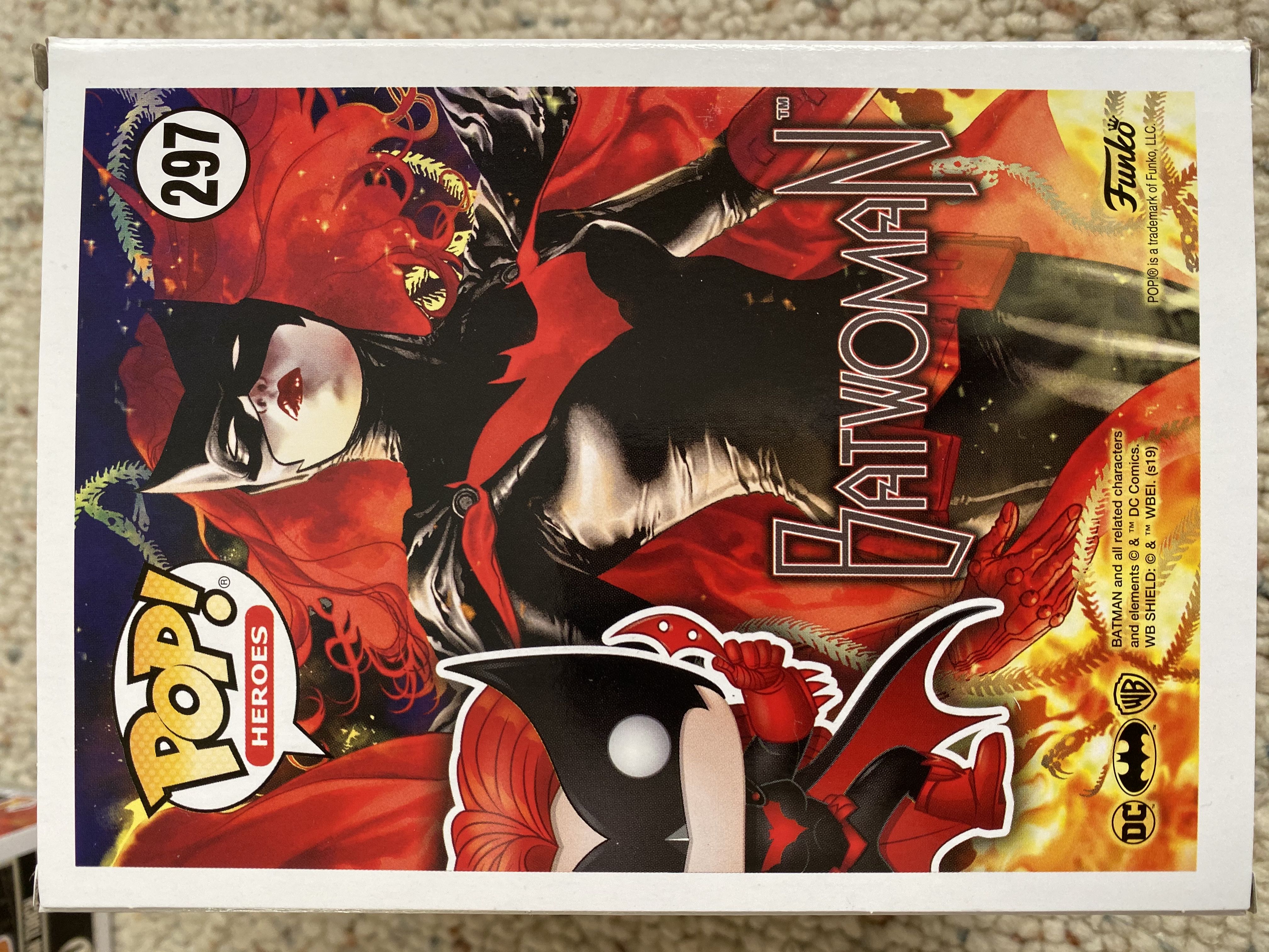 Batwoman - DC Universe vinyl figure collectible [Barcode 889698430098] - Main Image 2