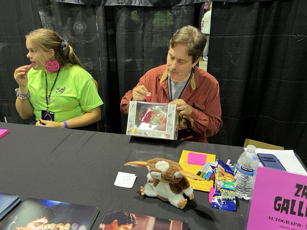 Gizmo in Red Car - Gremlins vinyl figure collectible [Barcode 889698447973] - Main Image 4