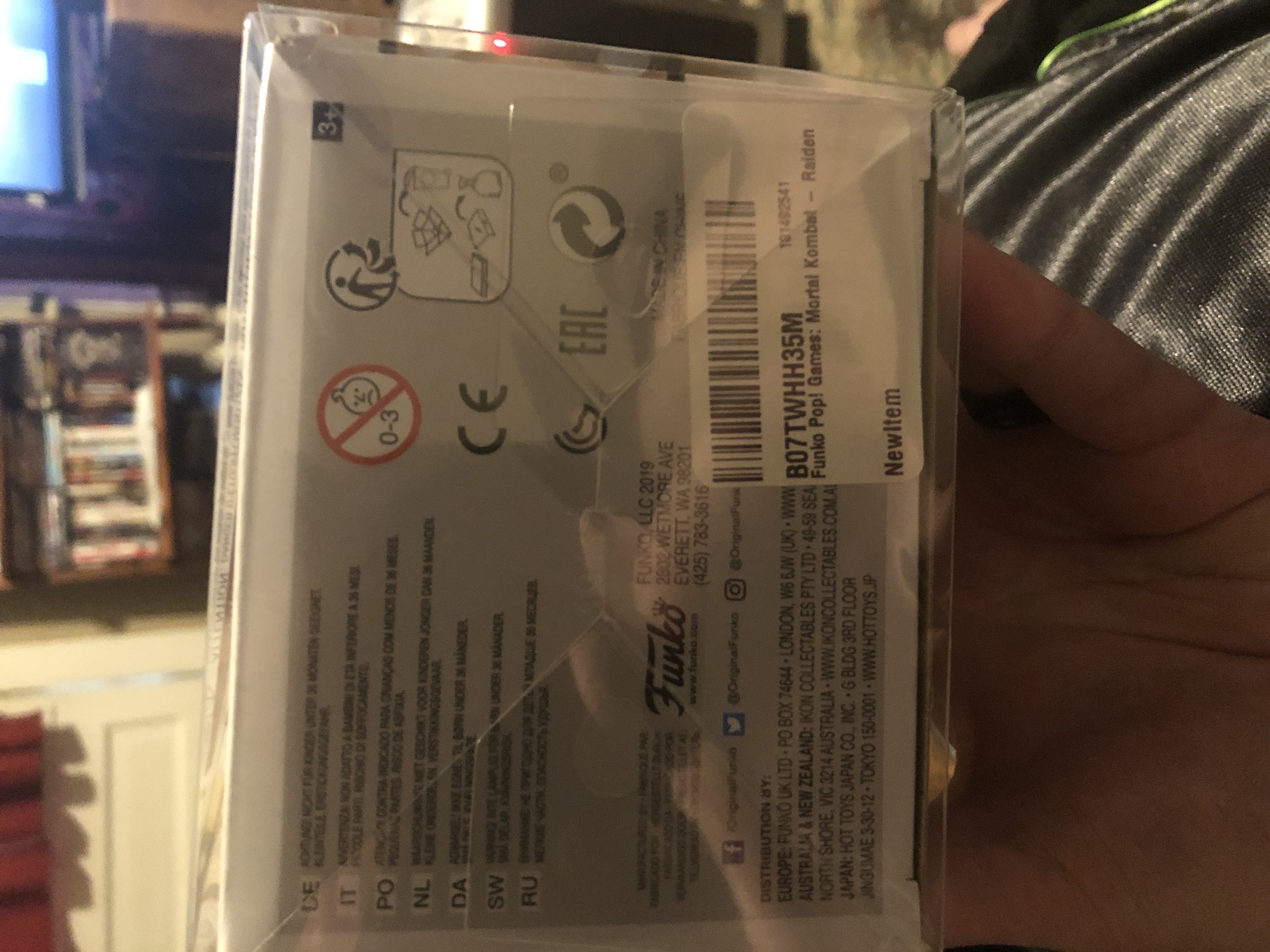 Mortal Kombat Raiden - Mortal Kombat vinyl figure collectible - Main Image 4