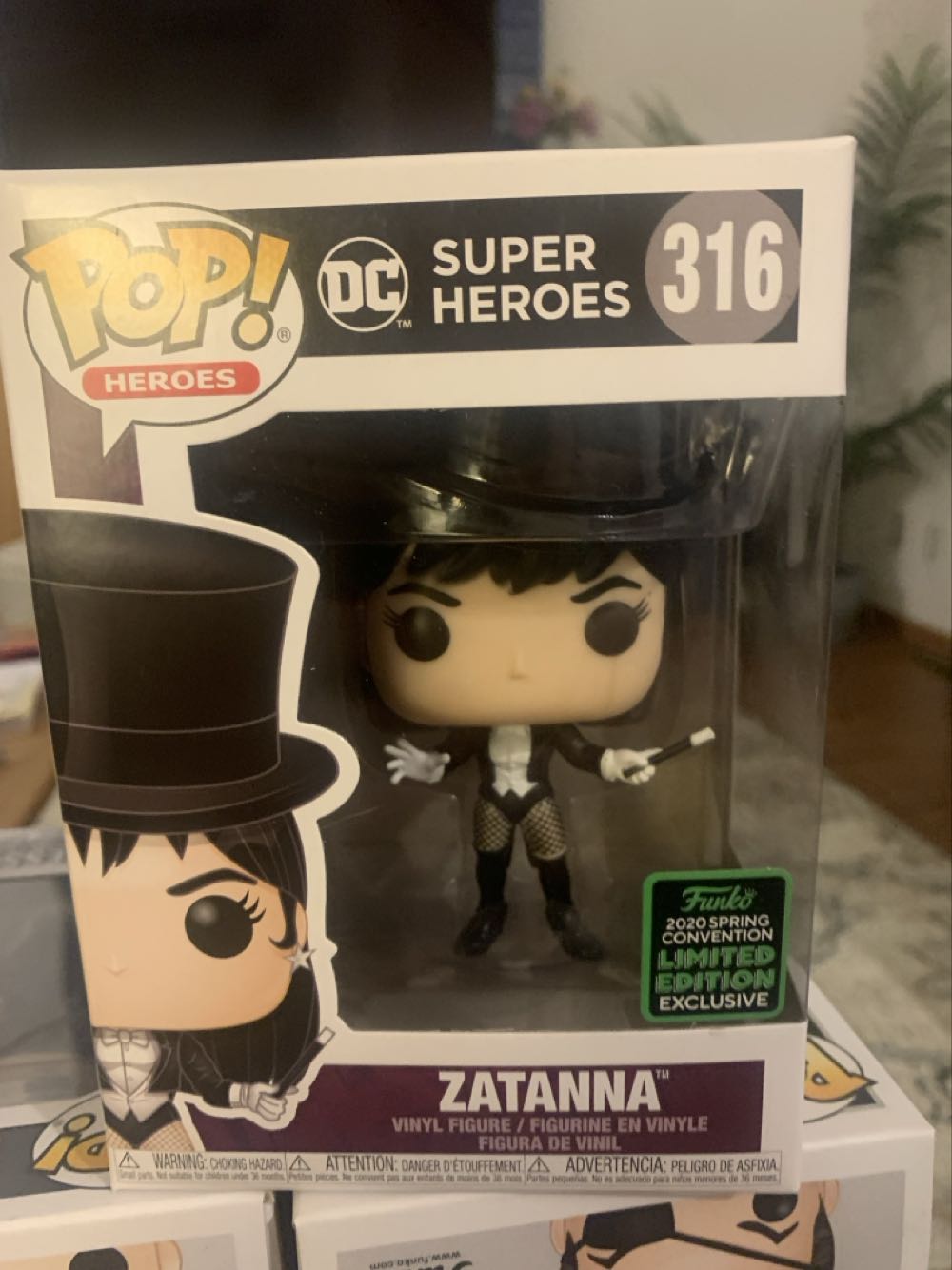 Zatanna  vinyl figure collectible [Barcode 12560313] - Main Image 2