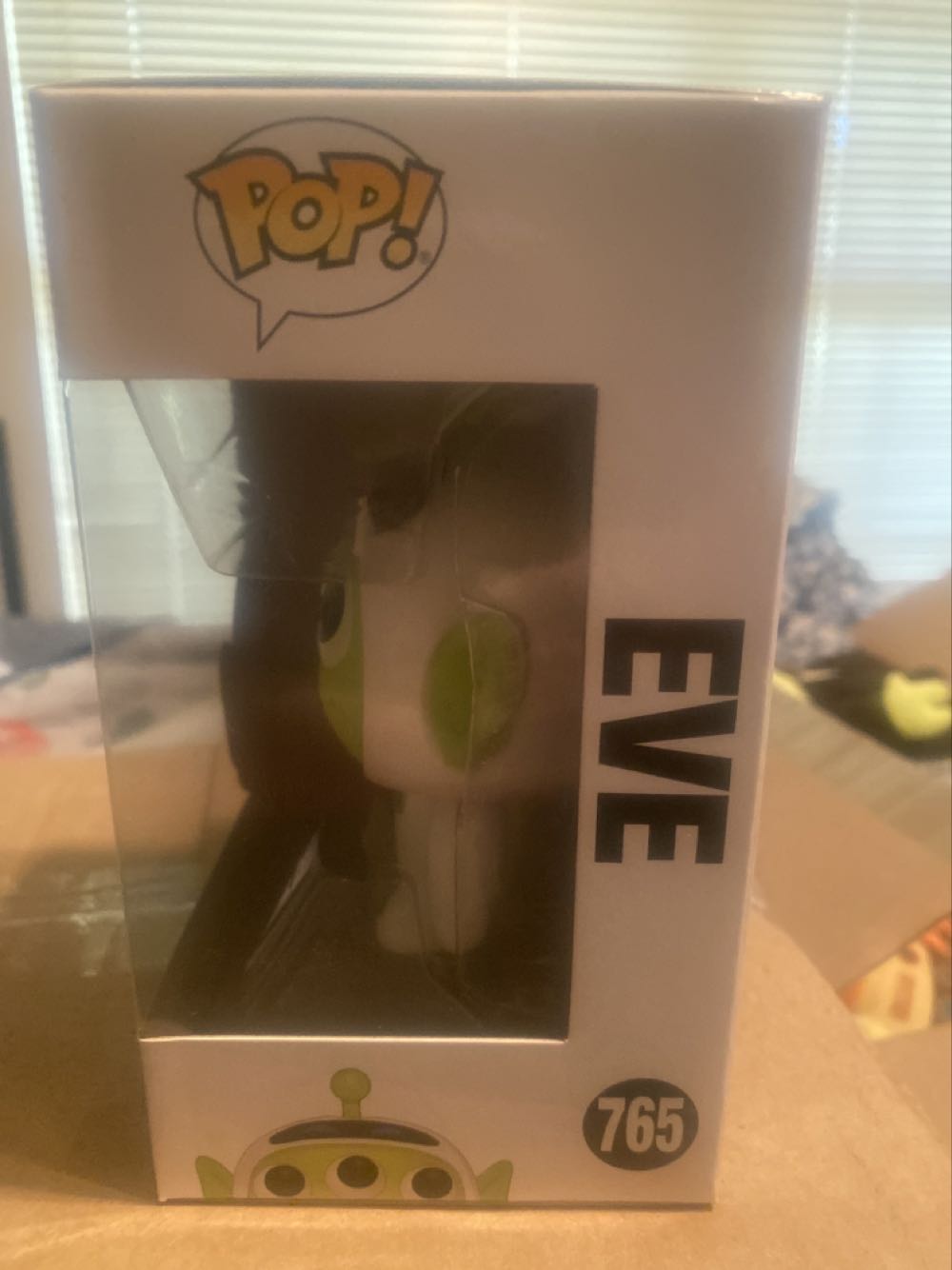 EVE - Wall-E vinyl figure collectible [Barcode 889698496087] - Main Image 4