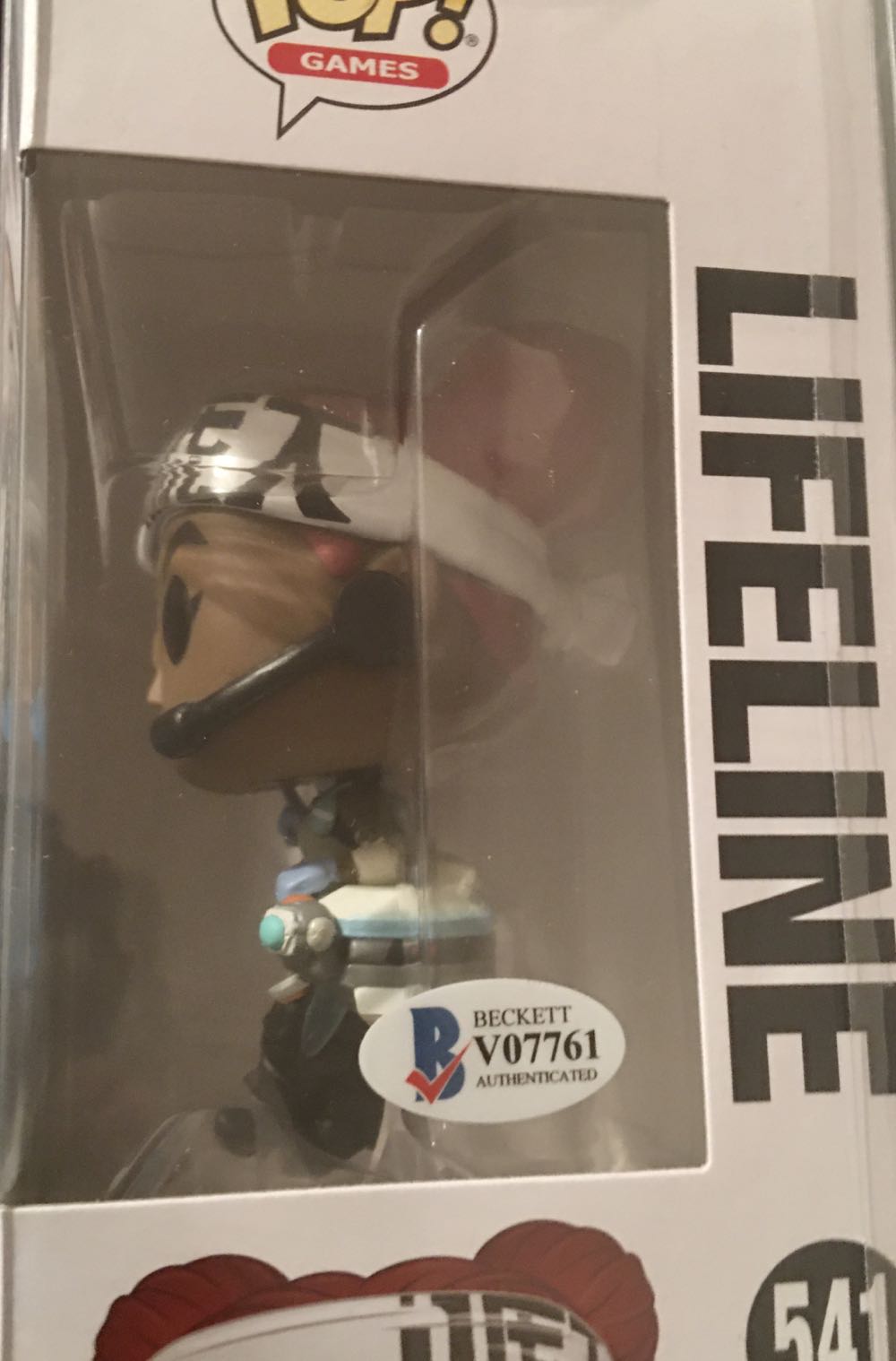 Lifeline - Apex Legends vinyl figure collectible [Barcode 889698432856] - Main Image 3