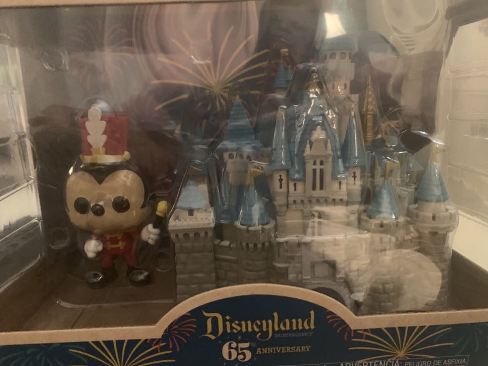 Sleeping Beauty Castle with Mickey Mouse - Disney Parks vinyl figure collectible [Barcode 889698503730] - Main Image 2