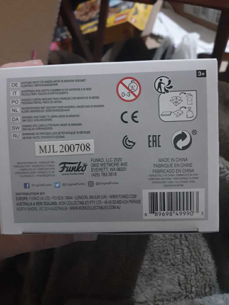 Batman - DC Universe vinyl figure collectible [Barcode 889698499903] - Main Image 3