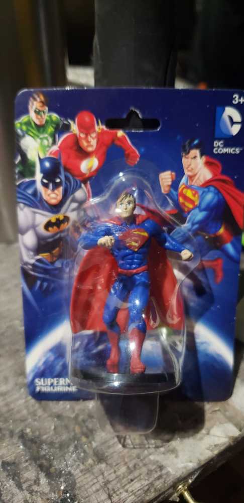 DC Comics Mini Figurine: Batman - DC Universe vinyl figure collectible [Barcode 639277870810] - Main Image 2