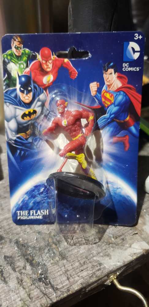 DC Comics Mini Figurine: Batman - DC Universe vinyl figure collectible [Barcode 639277870810] - Main Image 3