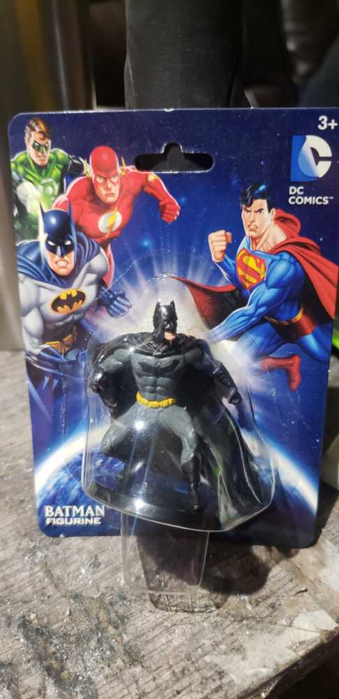 DC Comics Mini Figurine: Batman - DC Universe vinyl figure collectible [Barcode 639277870810] - Main Image 4